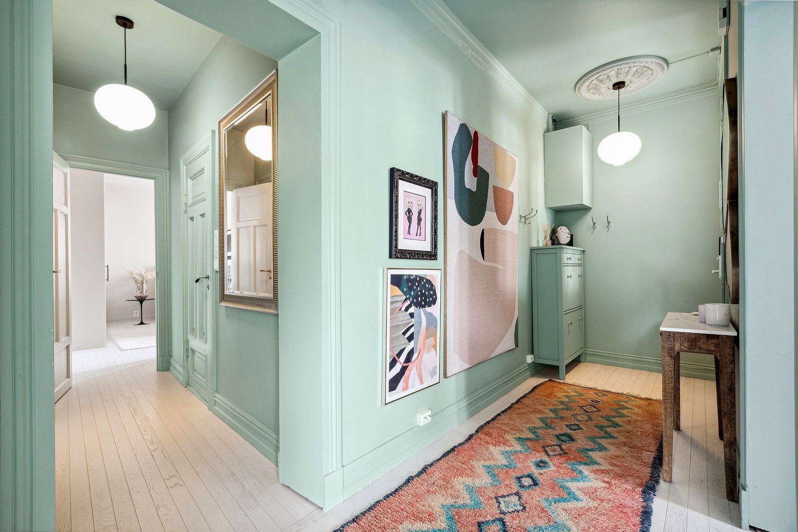 Entrè med mellomgang mot hovedsoverom og bad. Galleribilde