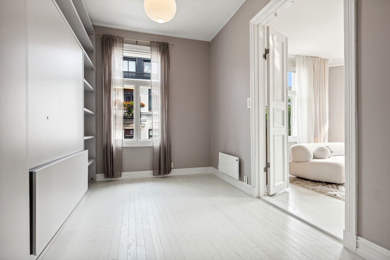 Gjestesoverom med garderobeinnredning og skapseng. Galleribilde