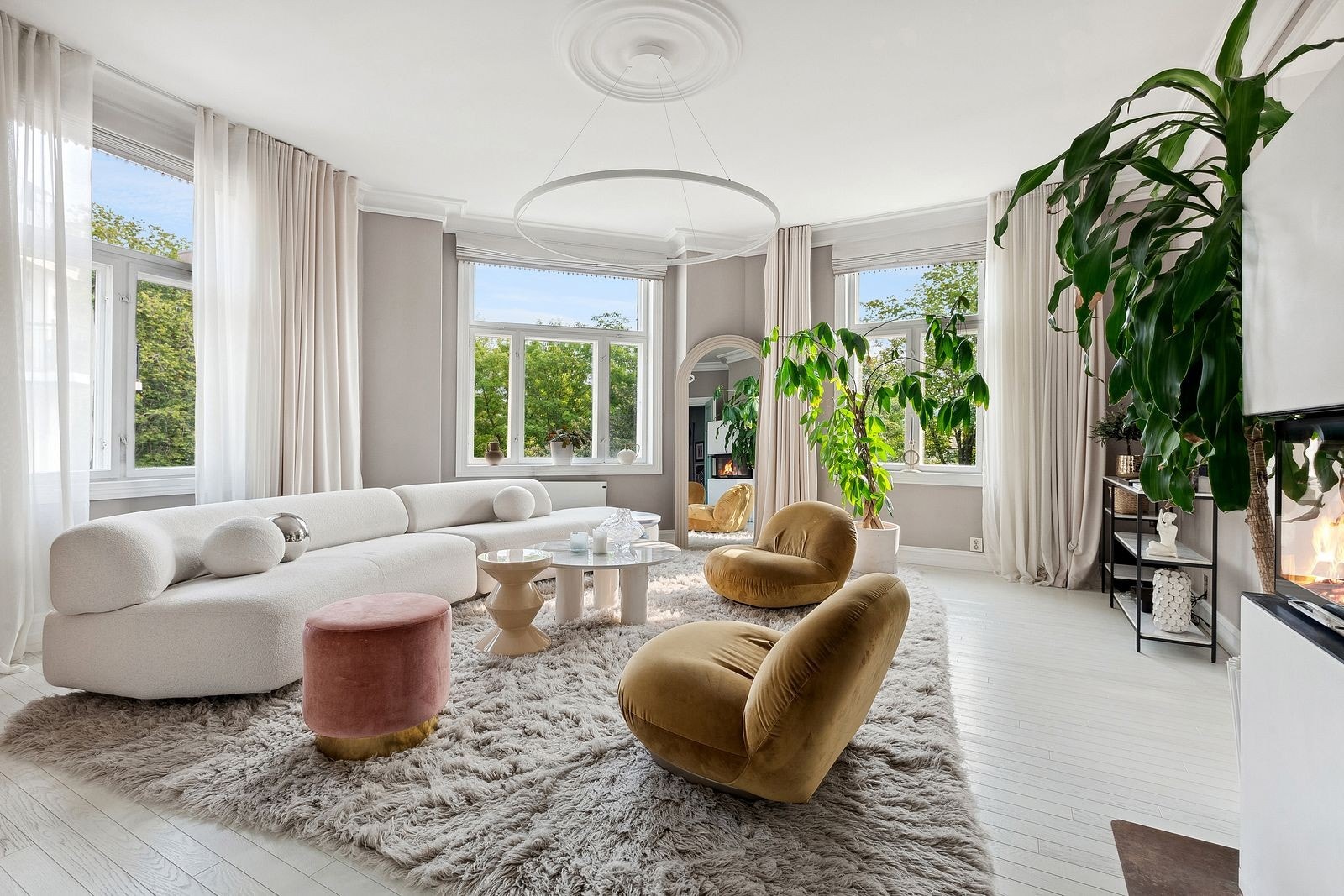 Hjørnestue med god takhøyde, naturlig lys og peis. Galleribilde