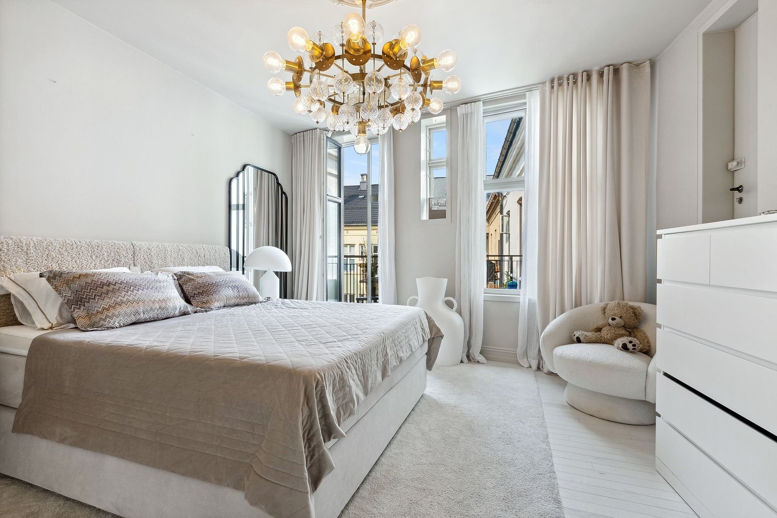 Hovedsoverom med utgang til balkong. Galleribilde