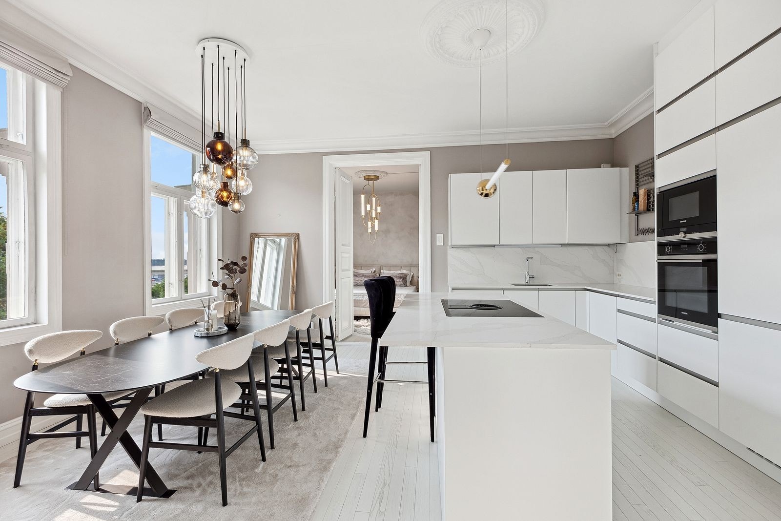 Kjøkken med spisegruppe og utsyn mot park. Galleribilde