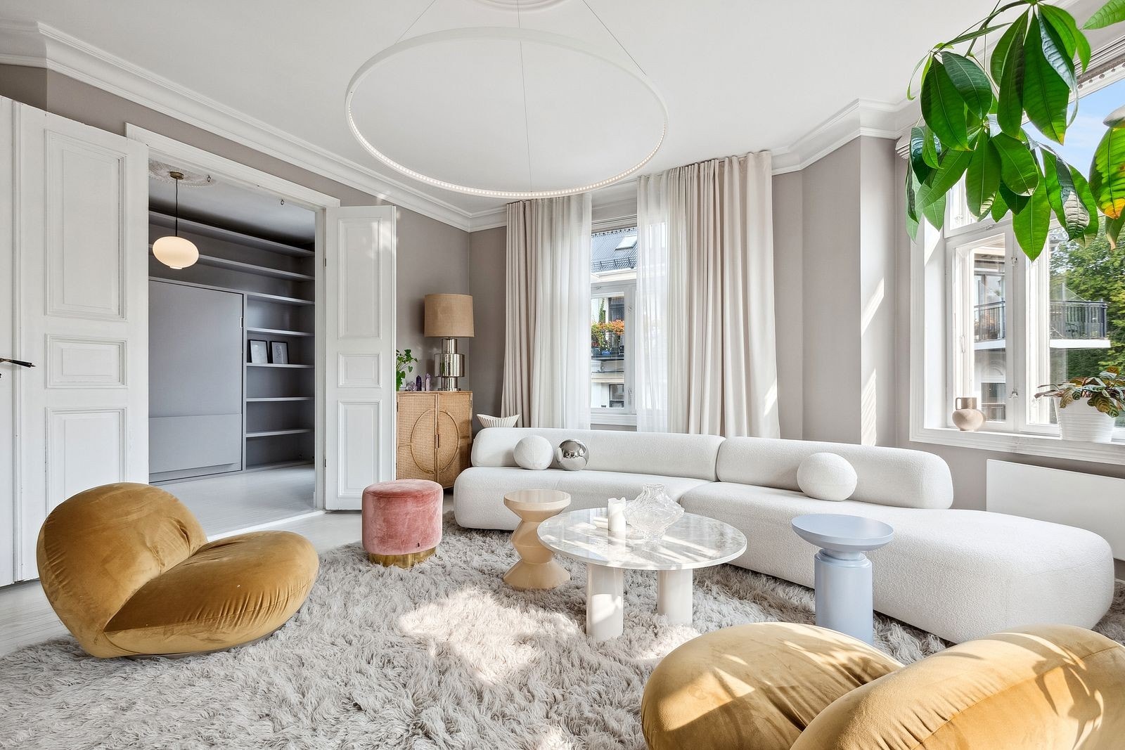 Stue mot soverom. Sofa fra Milla Boutique. Galleribilde