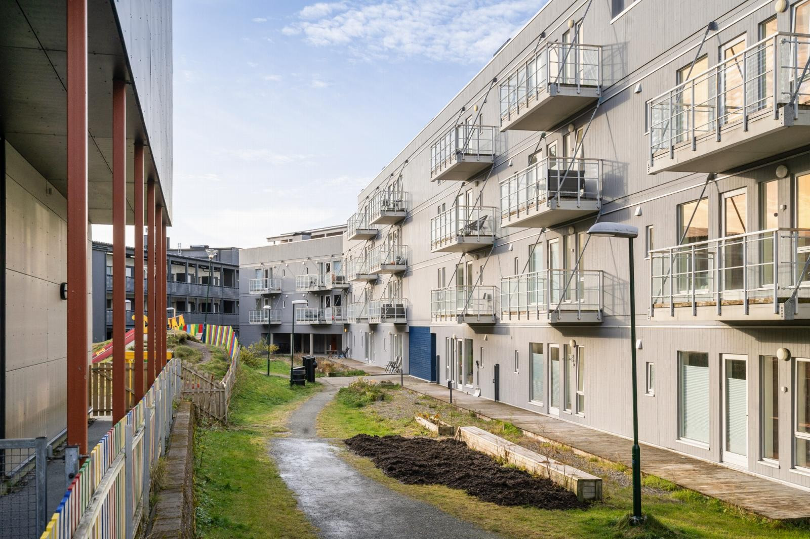 Rolig nærområde med kort vei til dagligvare, barnehage og skole.