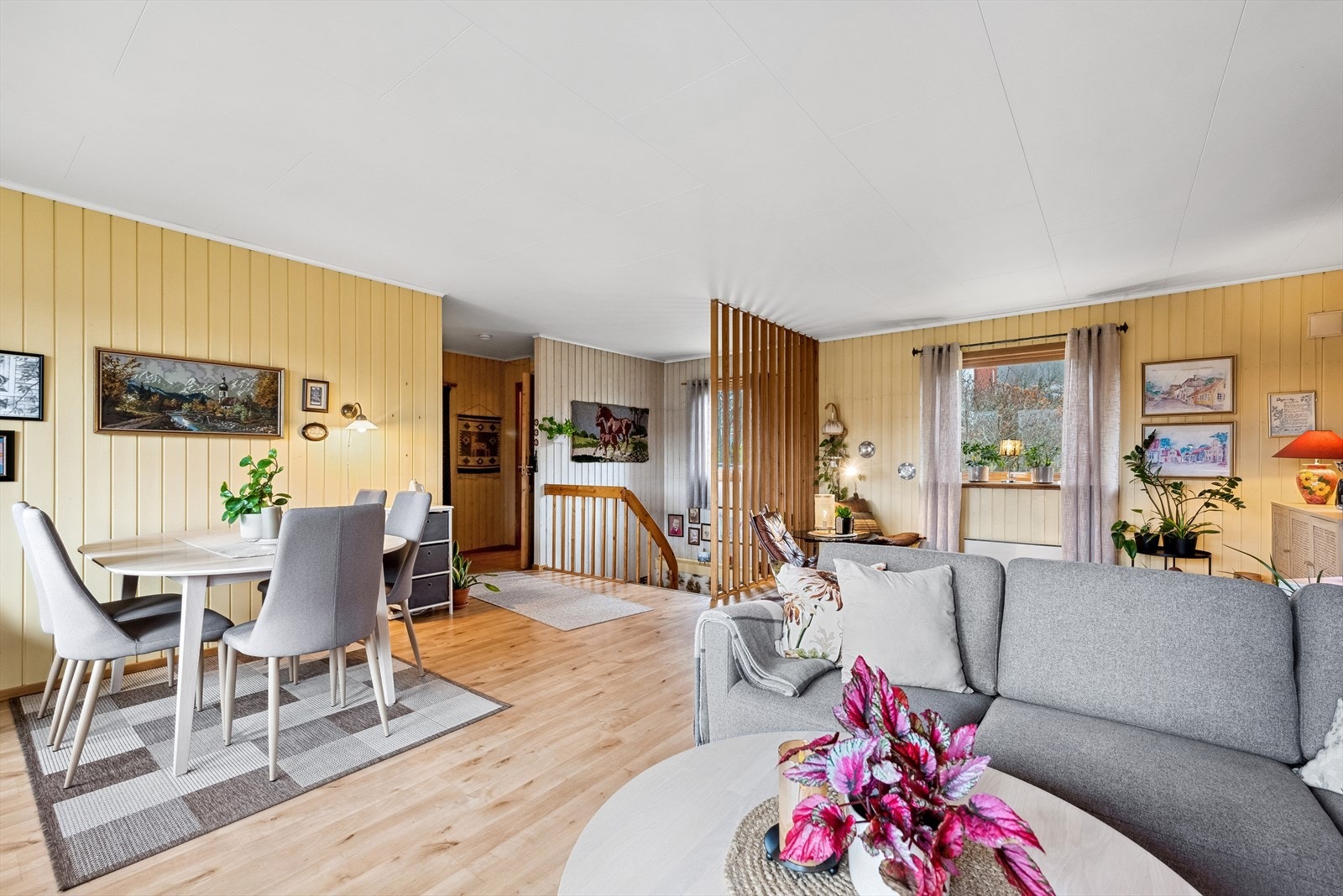 Stuen har gode innredningsmuligheter med god plass til både spisebord og koselig sofahjørne. Galleribilde