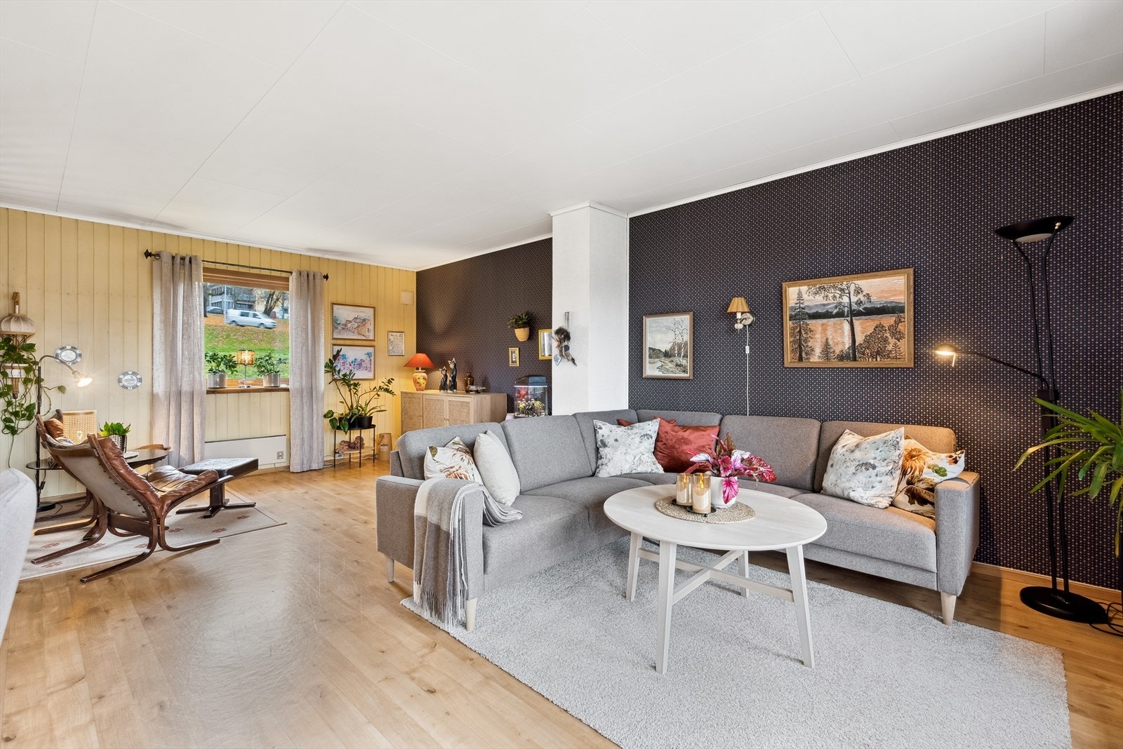 Fondvegg med tapet i stua. Galleribilde
