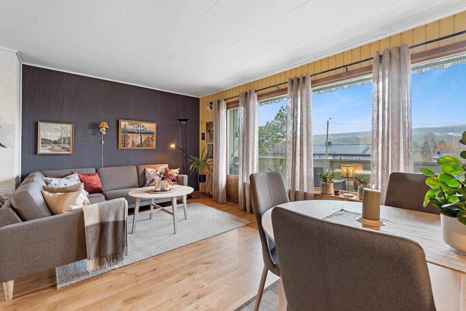 Fra stue er det utgang til balkong, samt fin utsikt til landskapet. Galleribilde