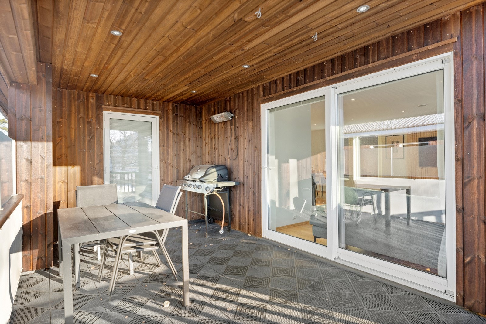 Flott overbygd terrasse som er skjermet for innsyn. Galleribilde