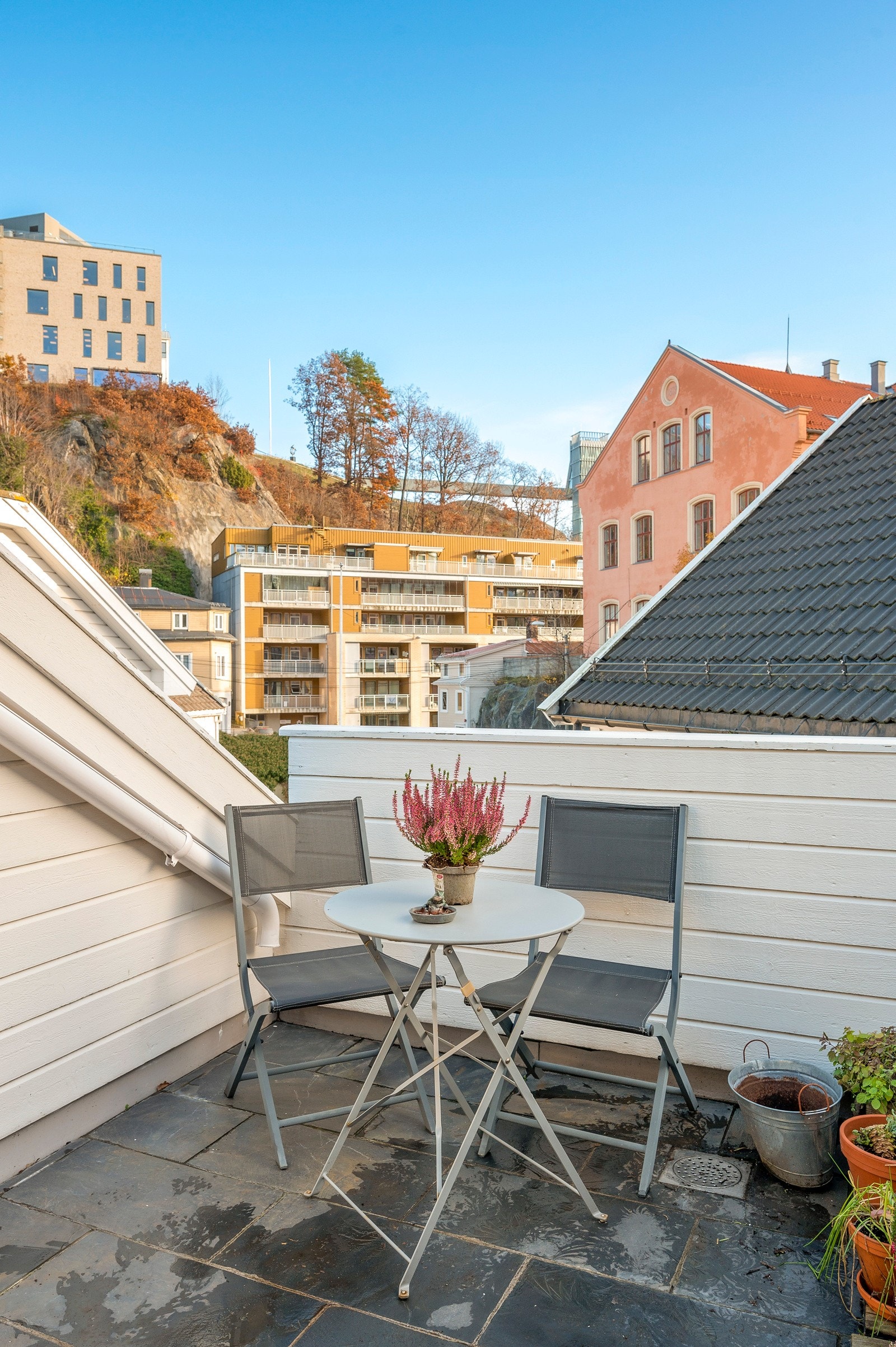 Romslig takterrasse med god plass til en sittegruppe Galleribilde