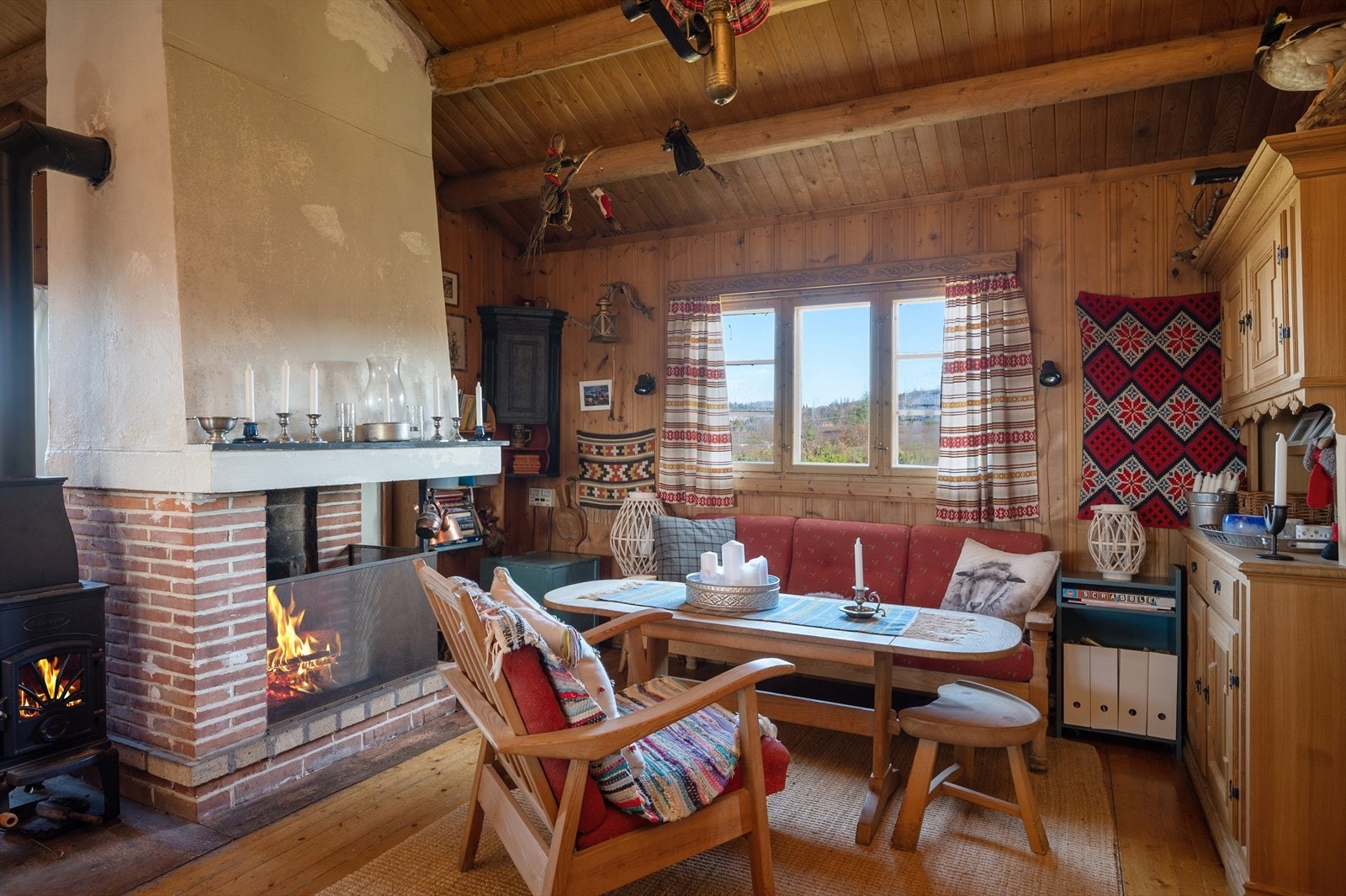 Stuen har rom for sofagruppe, og spisestuemøblement Galleribilde