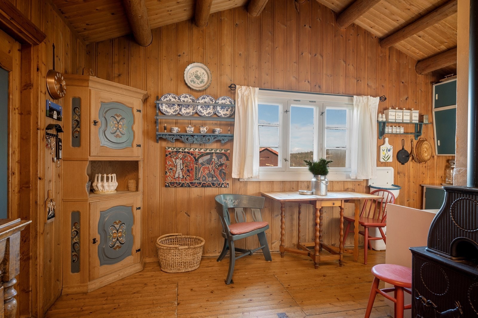 Kjøkkenet har også rom for mindre spisegruppe om ønskelig Galleribilde