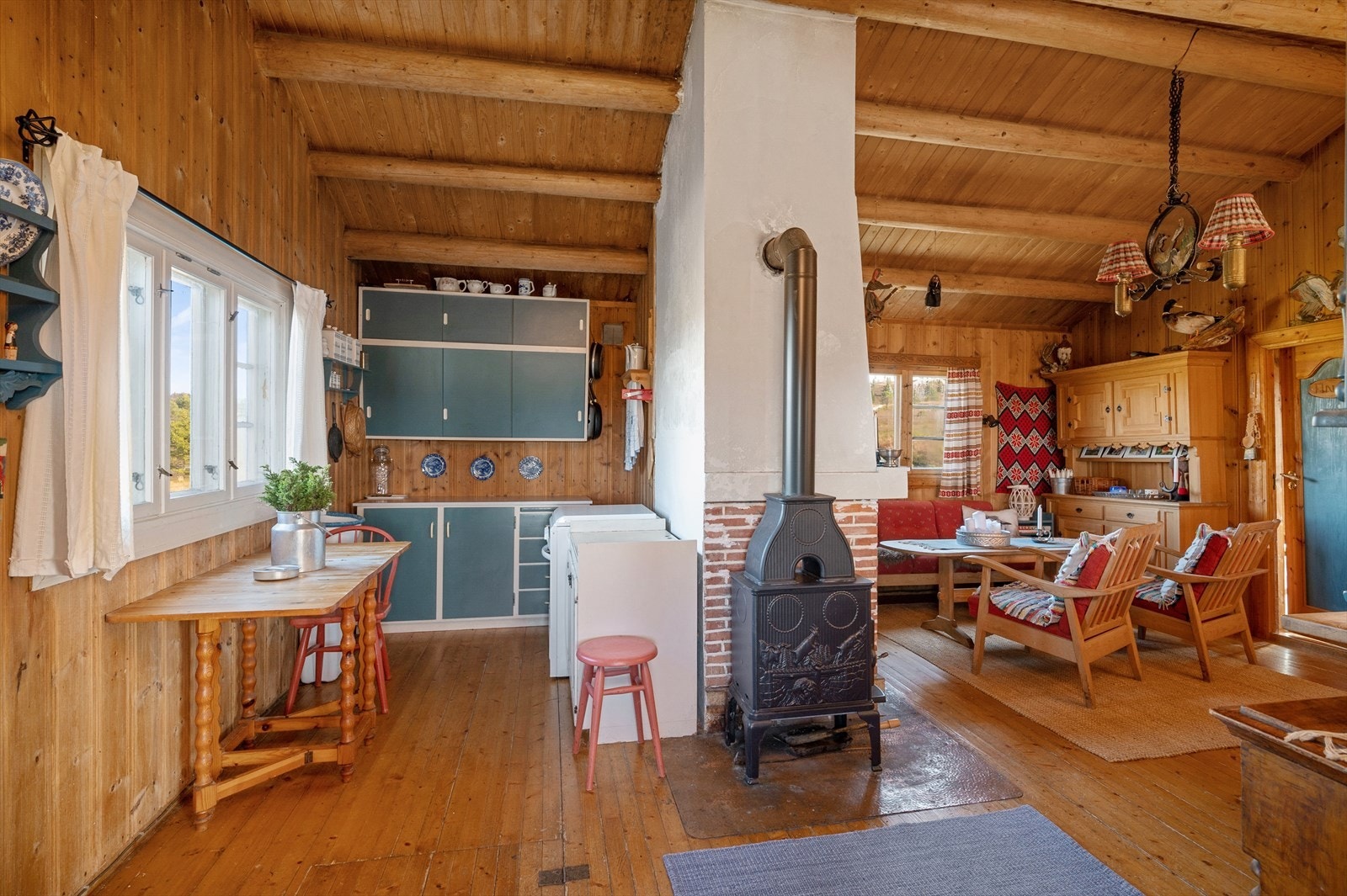 Hytta har fin planløsning, med oppholdsrom i åpen løsning med adkomst til to av hyttas tre soverom Galleribilde