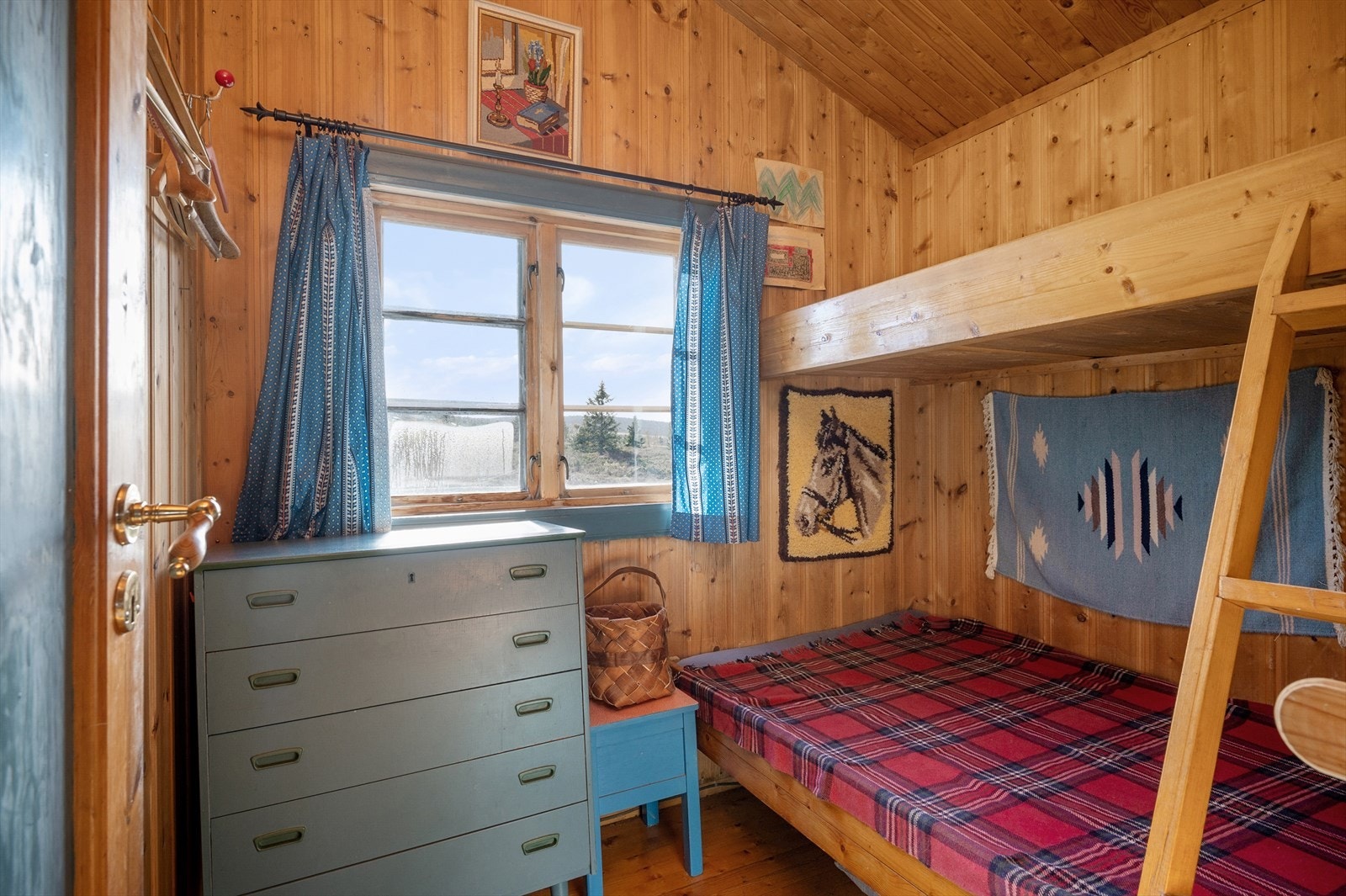 De øvrige to soverom har adkomst fra stuen Galleribilde