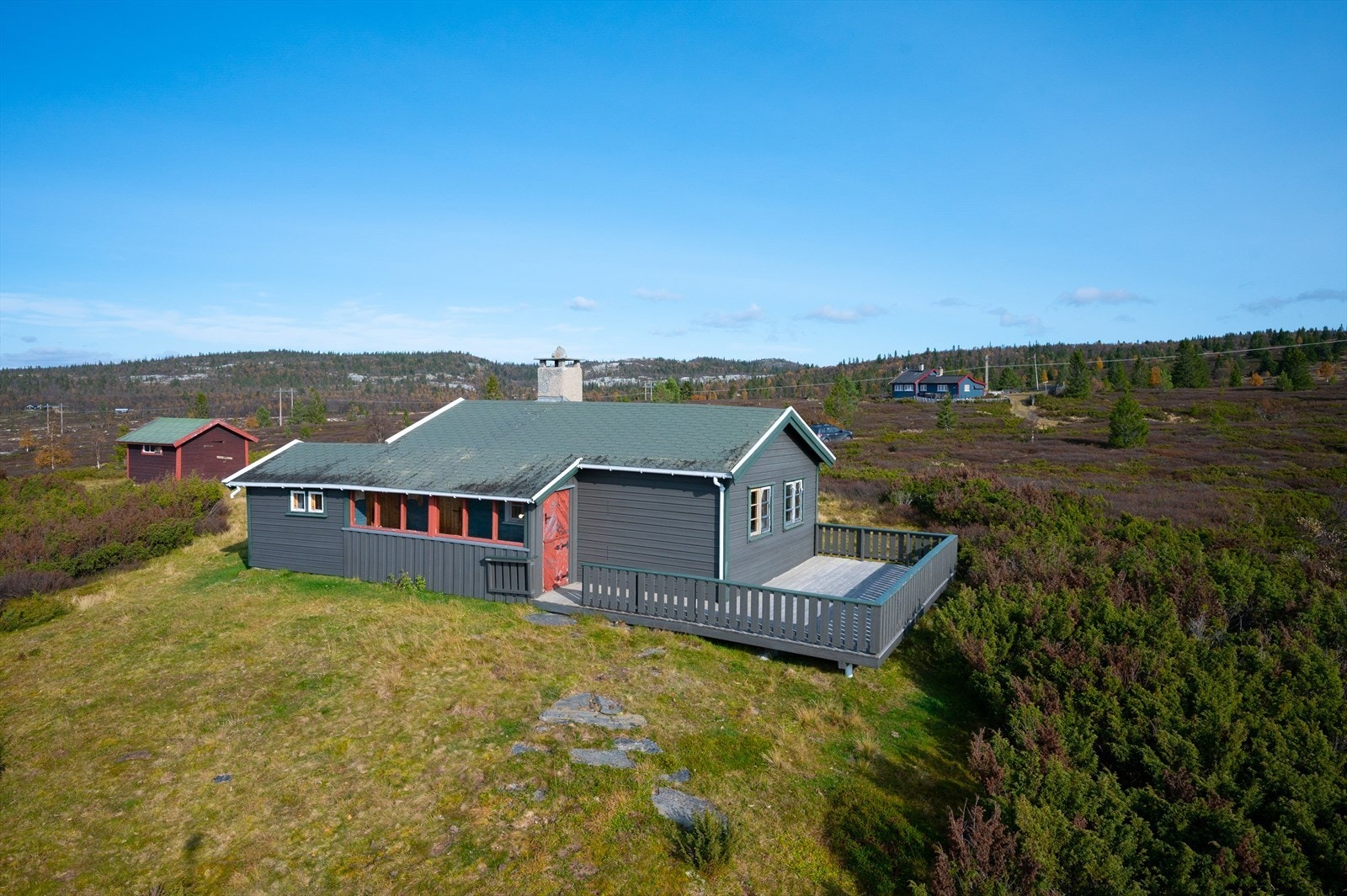 Rett utenfor døren har du fine turopplevelser med sykling, fisking, bading etc. Galleribilde