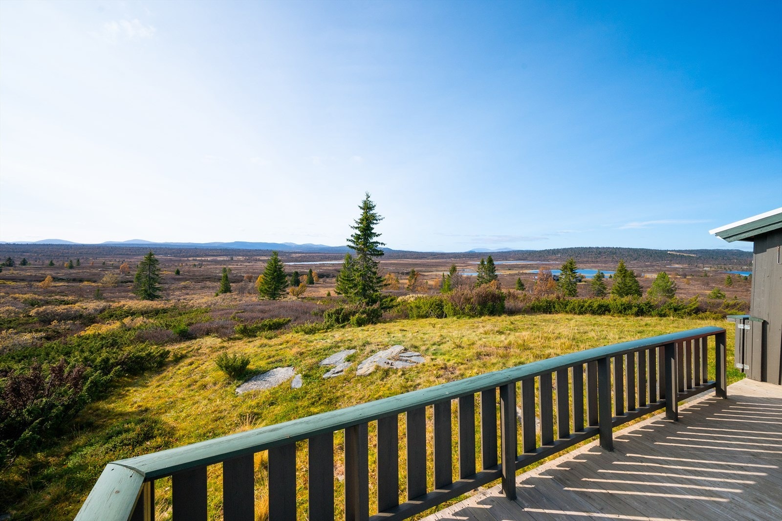 Fra terrassen er det flott utsikt ut over de kringliggende fjellområdene Galleribilde