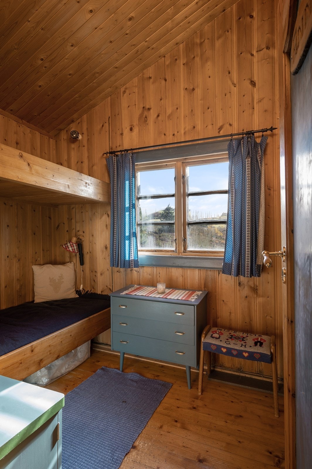 Begge soverom med adkomst fra stue har plassbygget køye-løsning Galleribilde