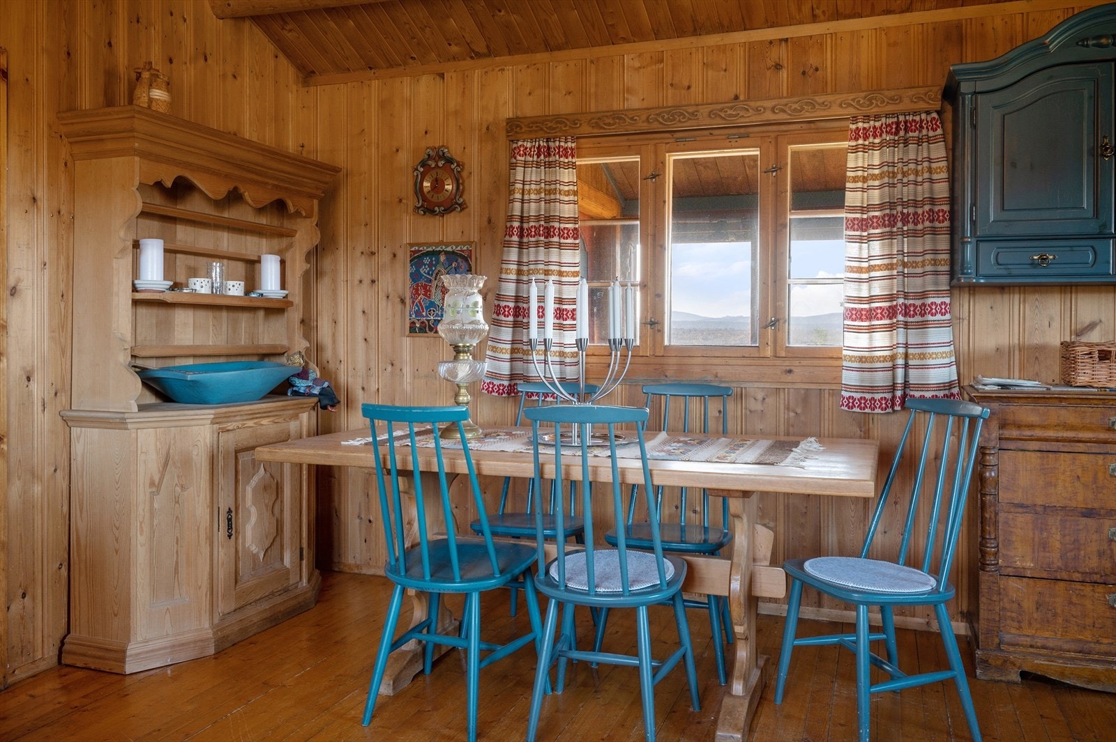 Spisestuemøblement i tilknytning kjøkkenet Galleribilde