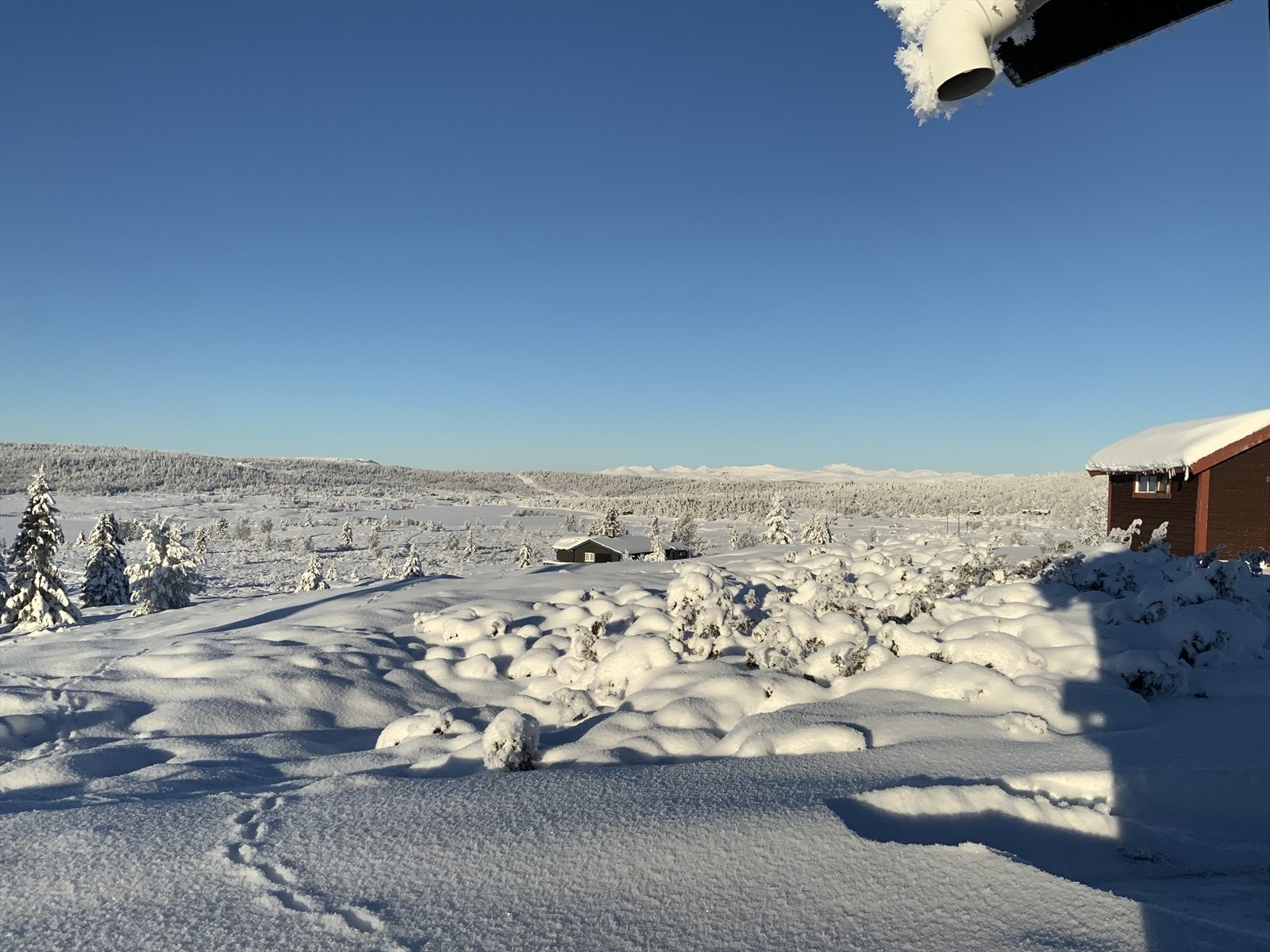 Eiendommen ligger vakkert til med utsikt til både Rondane og Jotunheimen Galleribilde