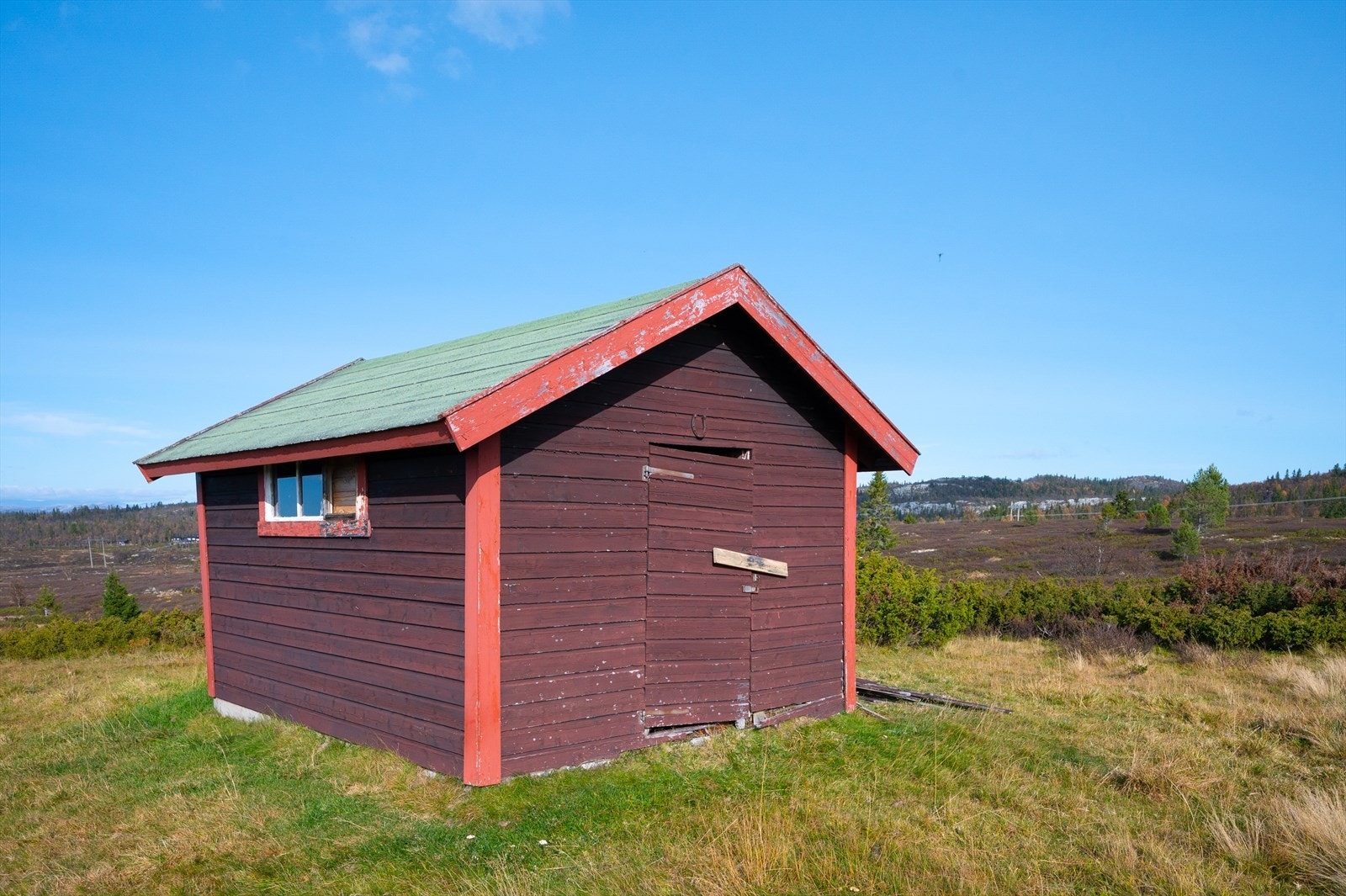 Enkelt uthus med utedo og bod Galleribilde