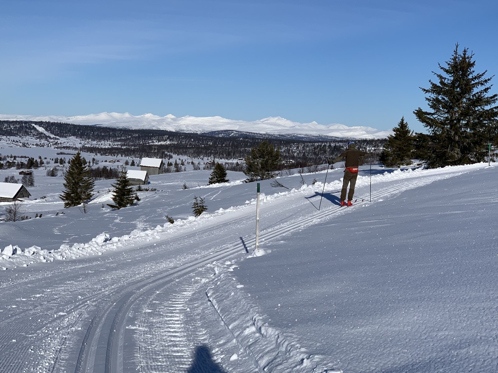 På skitur i nærområdet. Hytta ligger like til venstre for det øverste låvetaket Galleribilde
