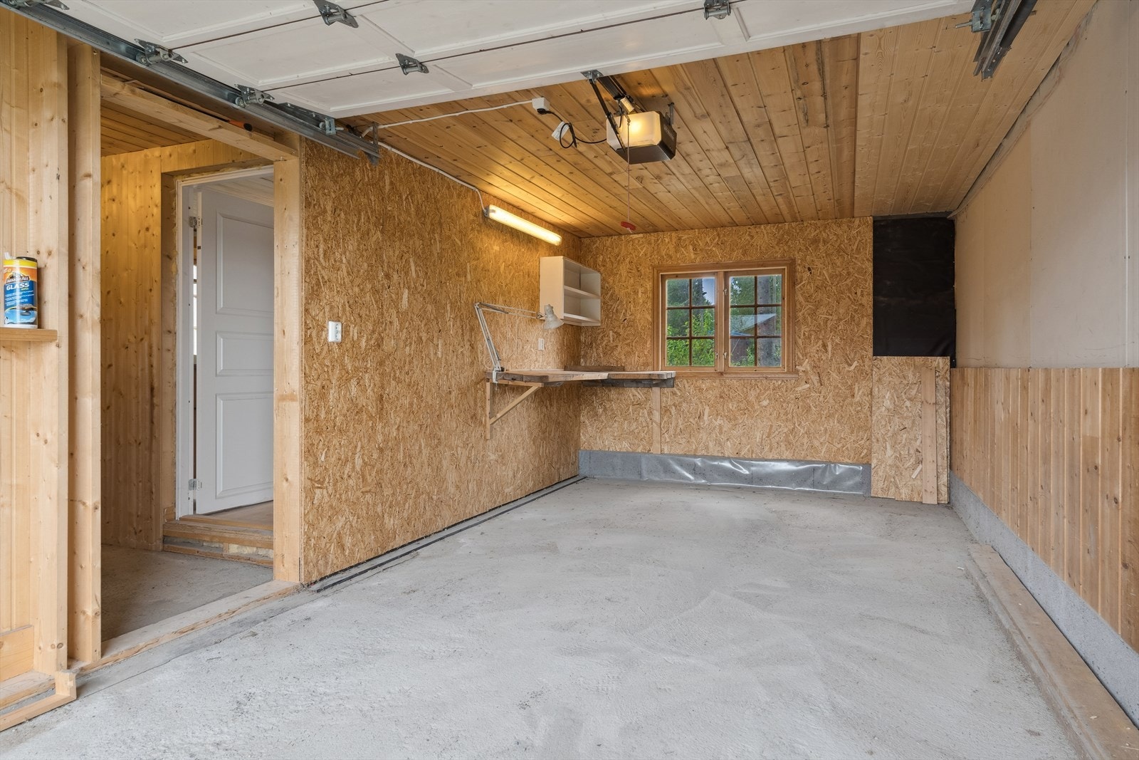 Her er det plass til en bil, med videre adkomst til verksted og loft. Galleribilde