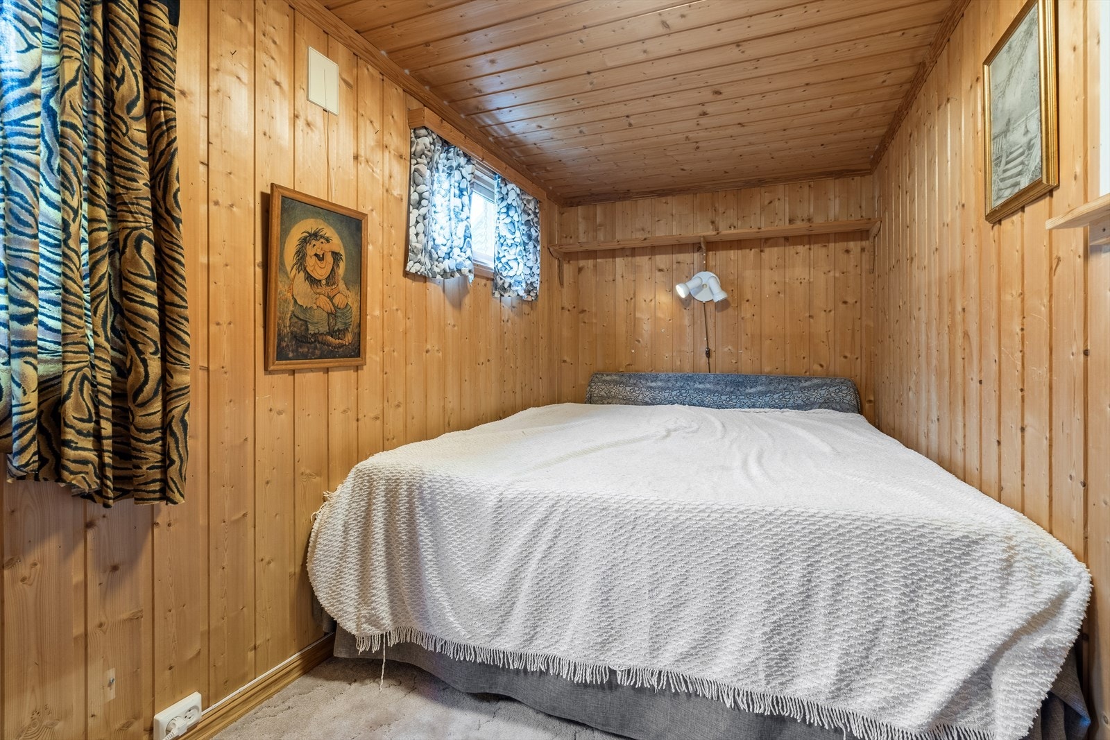 Soverom innredet med dobbeltseng. Galleribilde