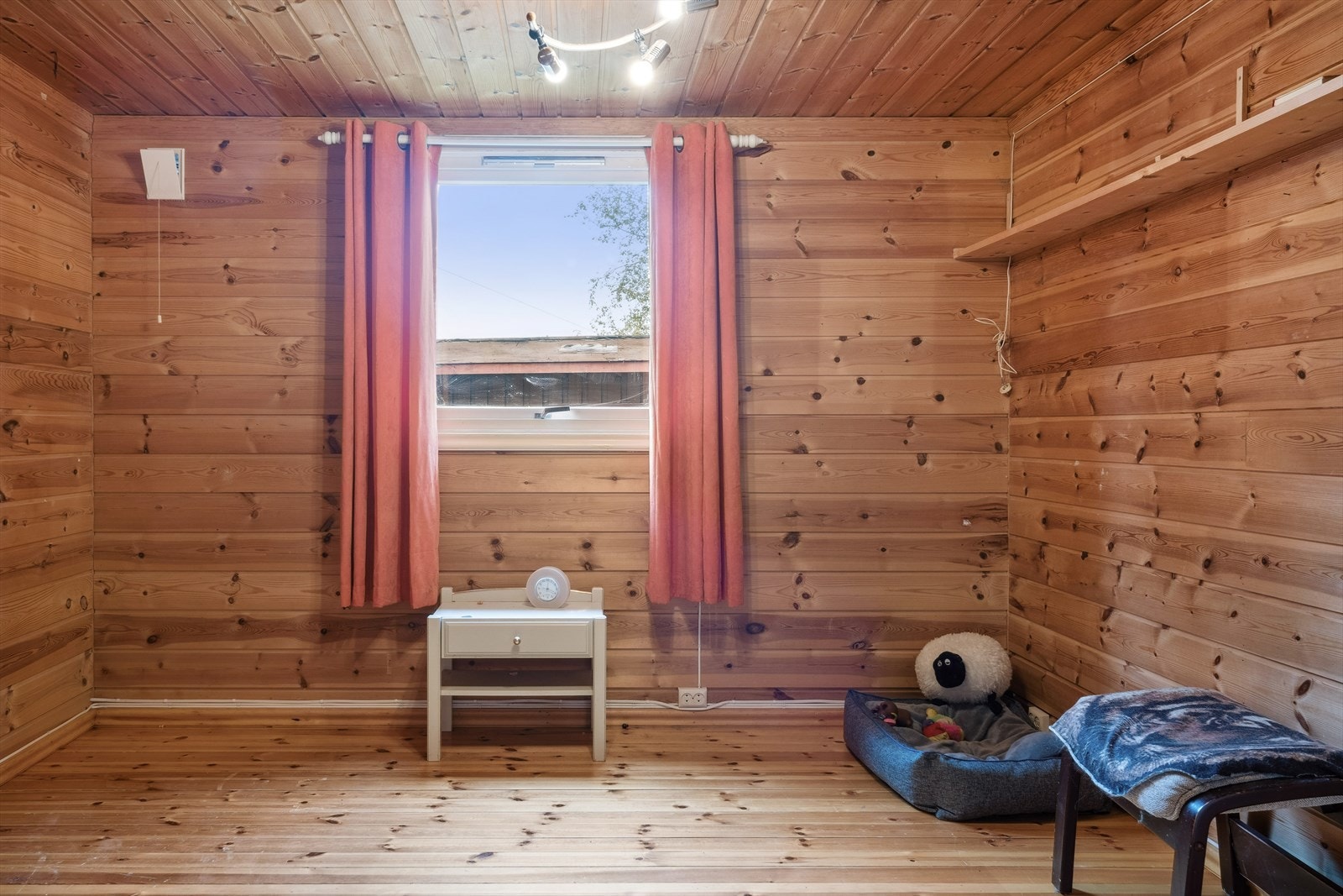 Soverom med god plass til en dobbeltseng. Galleribilde