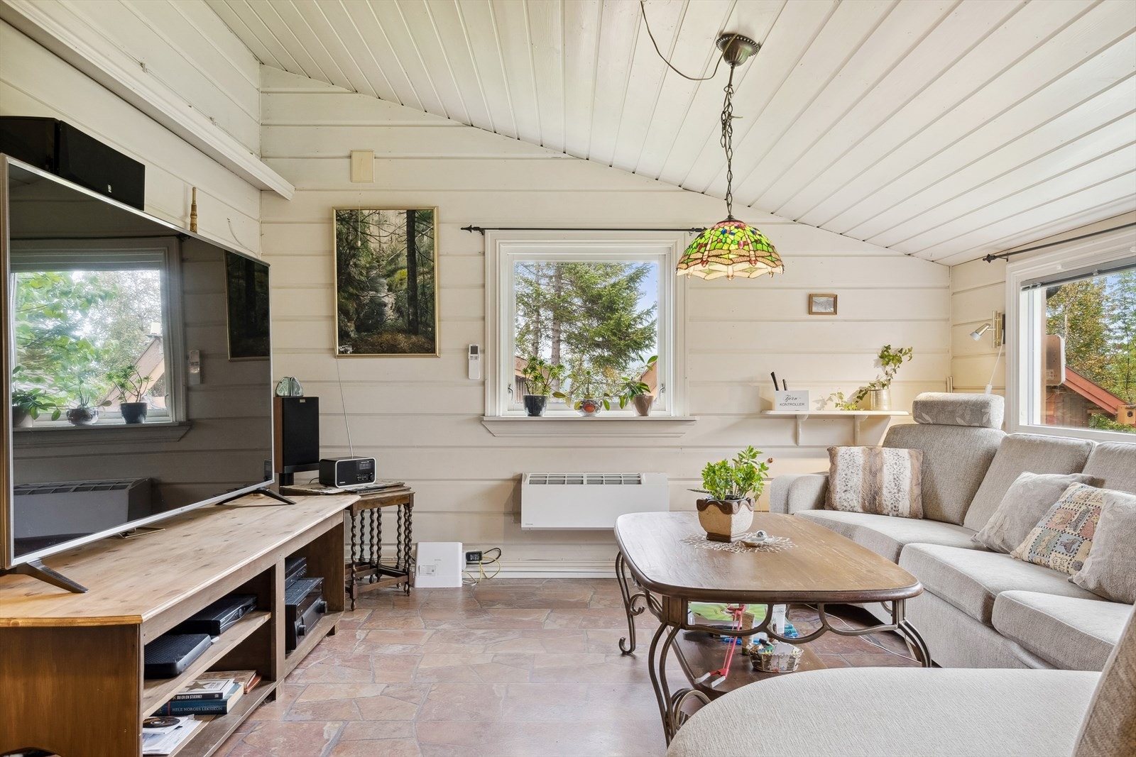 Boligen ligger usjenert til uten innsyn fra naboer. Så her kan man nyte dagene i fred og ro. Galleribilde