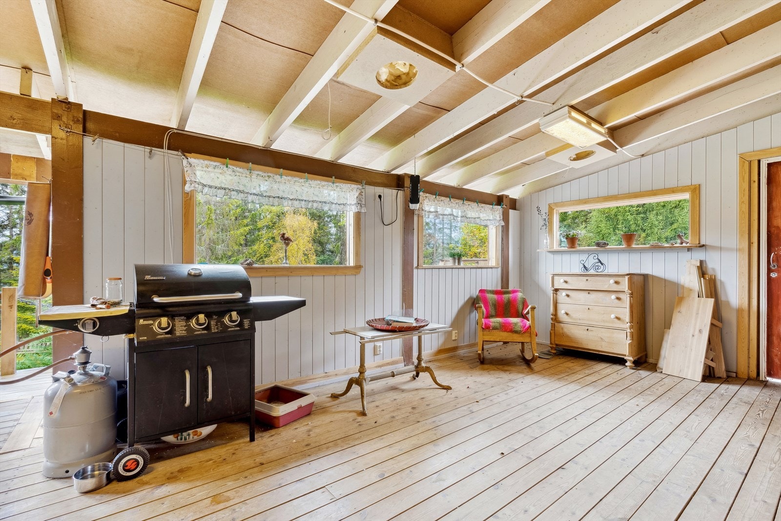 Overbygd terrasse med adkomst fra kjøkken. Videre ut til terrasse på baksiden av huset. Galleribilde