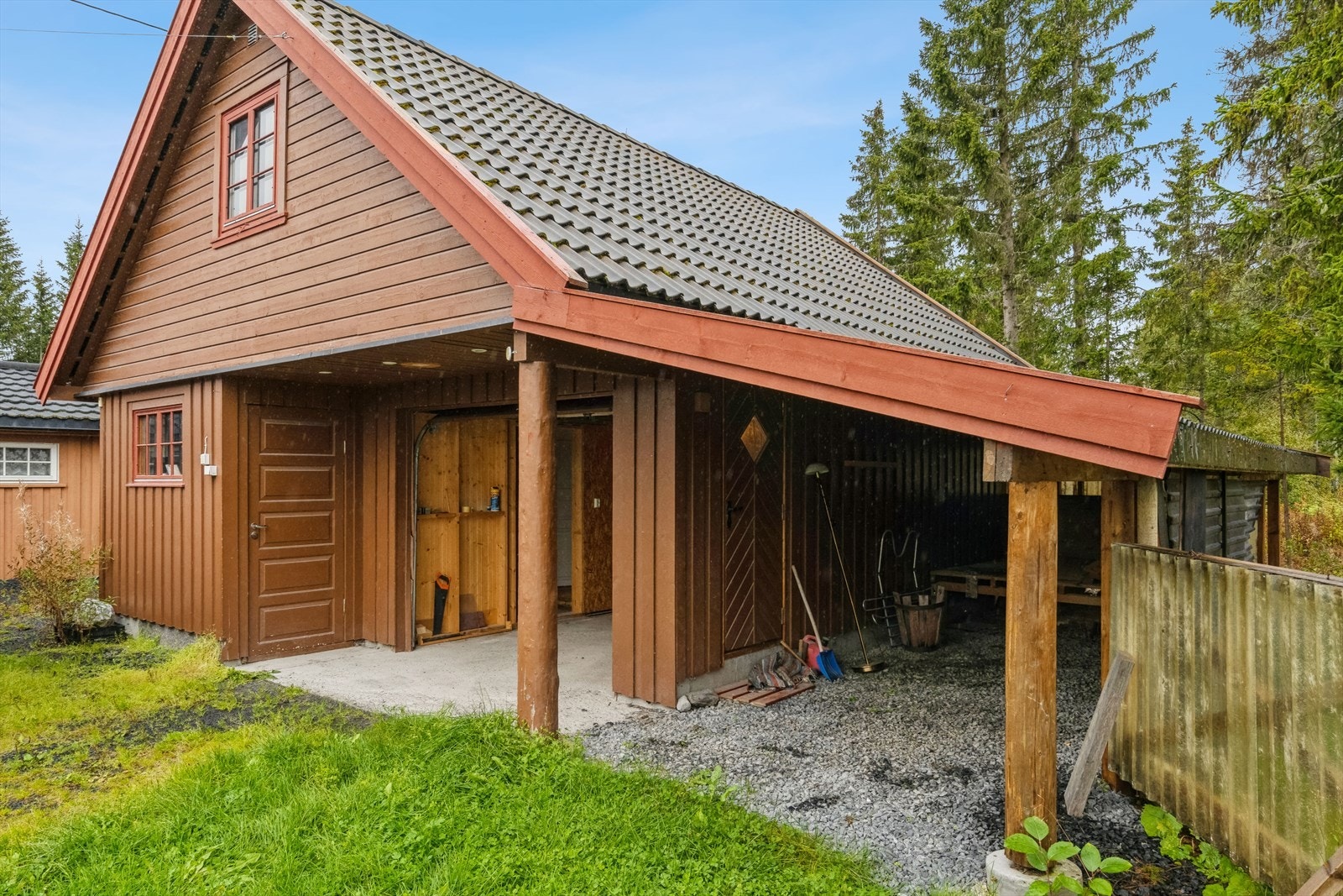 Garasje med biloppstillingsplass i både garasje og carport. Galleribilde