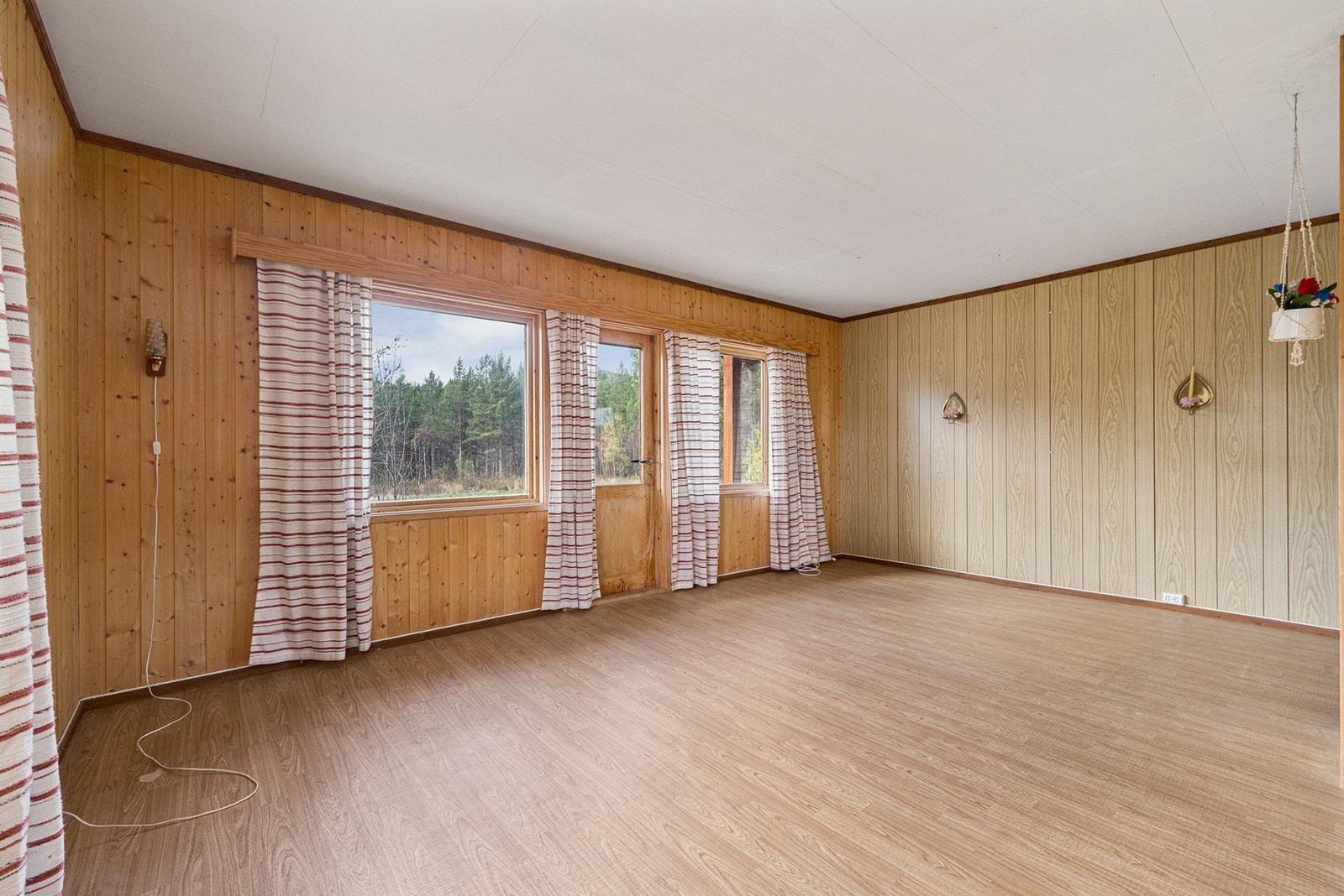 Flere store vindusflater som bidrar til naturlig belysning. Galleribilde