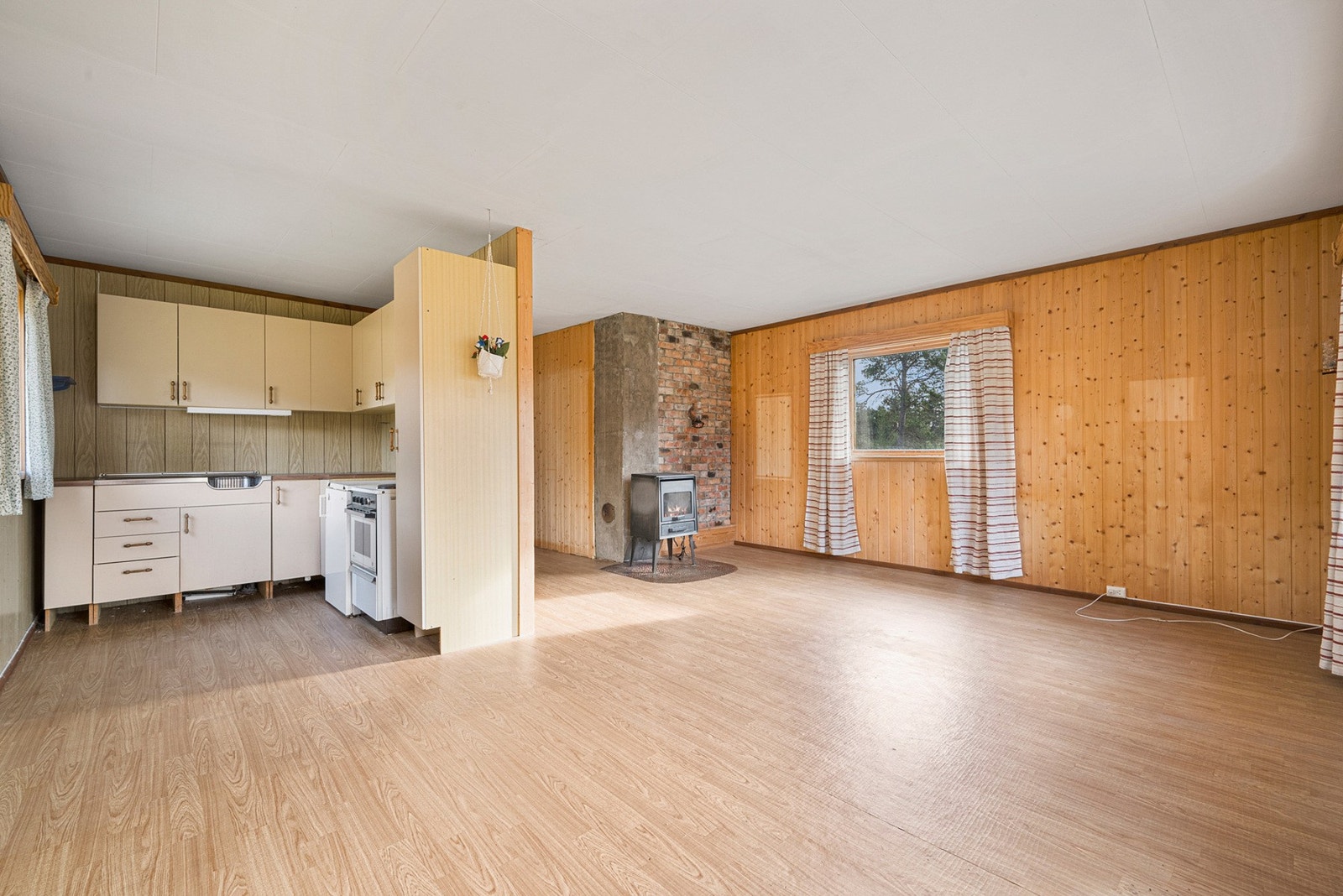 Det er en åpen stue/kjøkkenløsning som samlet utgjør 26,5m². Galleribilde