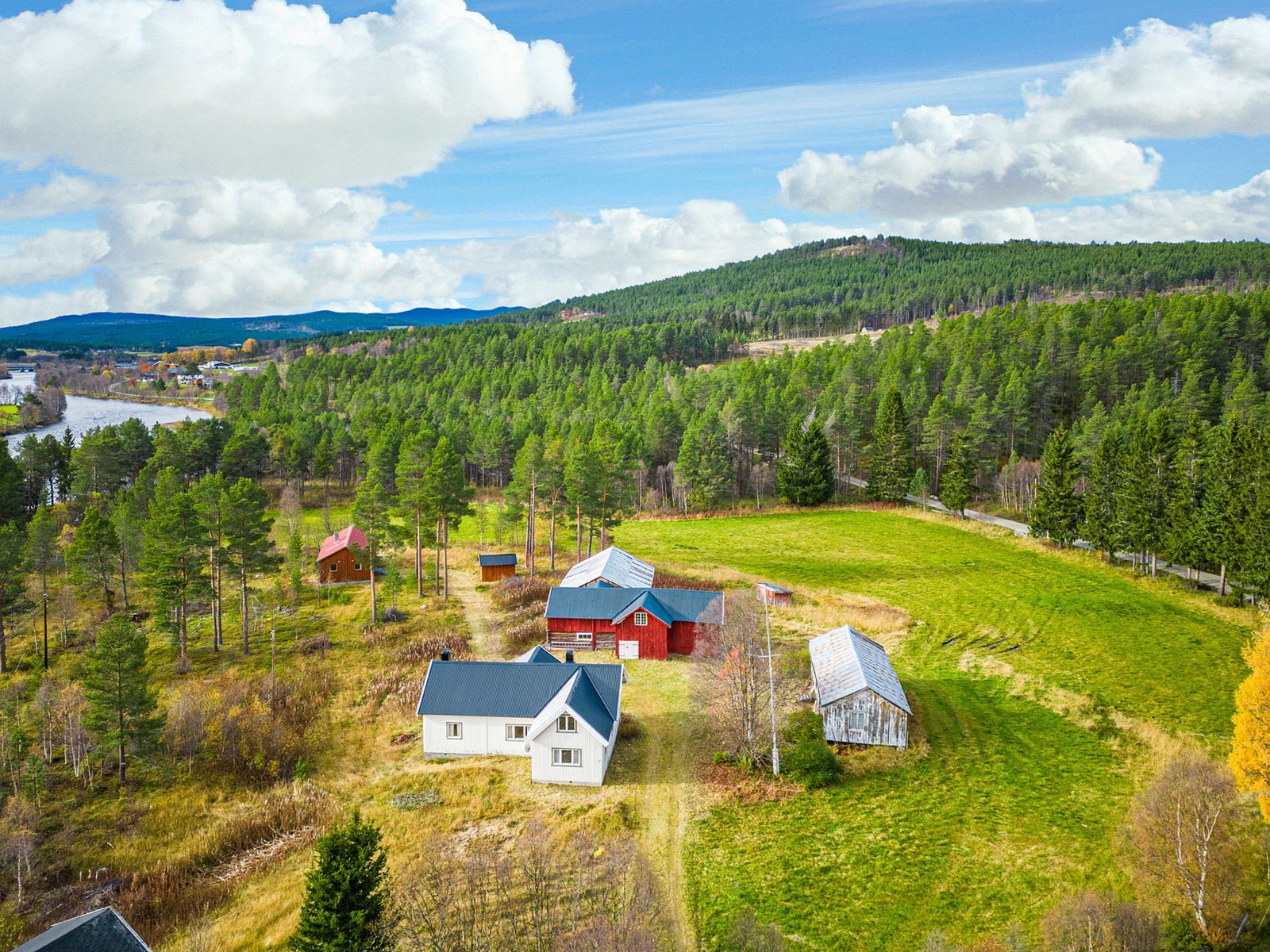Eiendommen ligger fint plassert i Os kommune, med utsikt mot Hummelfjell og nært Glåma. Galleribilde