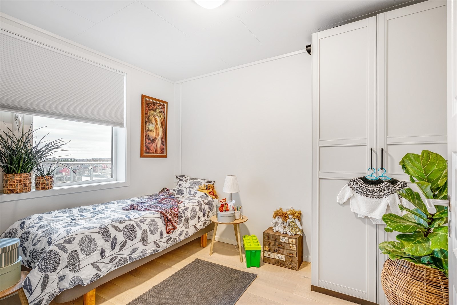 Alle de tre soverommene er av god størrelse med plass til seng, nattbord og garderobeløsning. Galleribilde