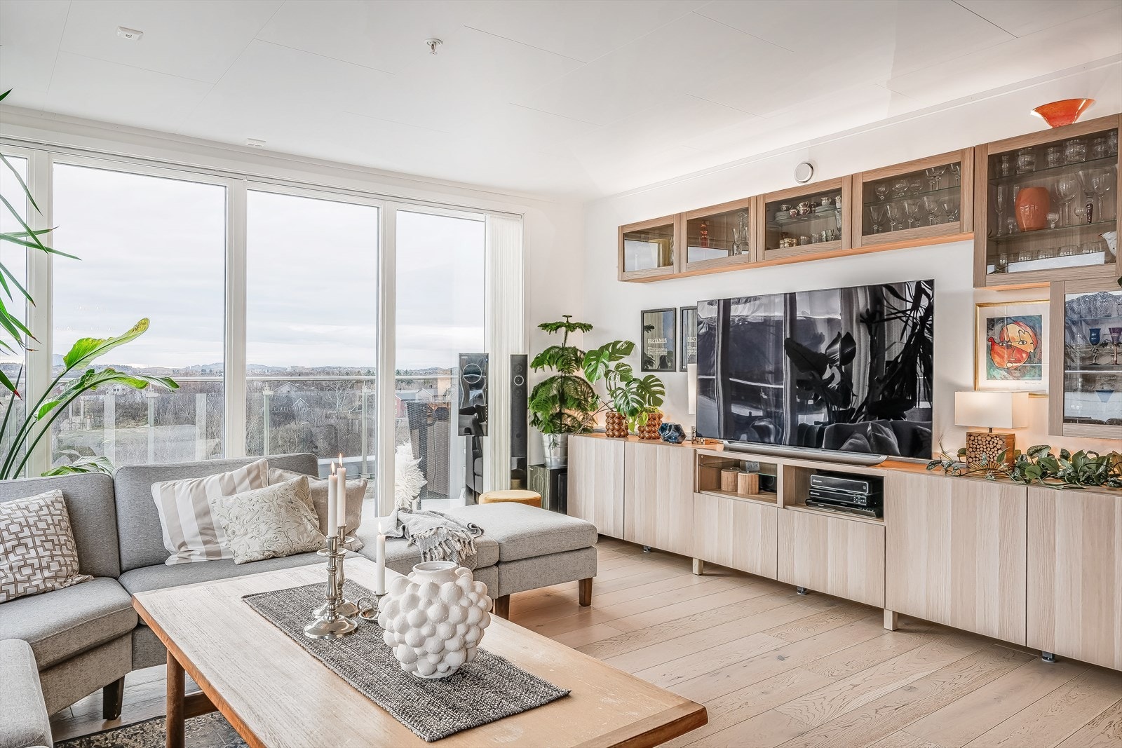 Borettslaget er tilknyttet Ren Røros Digital vedrørende kabel-tv og internett. Standardpakke og dekoder er inkludert i felleskostnadene. Galleribilde