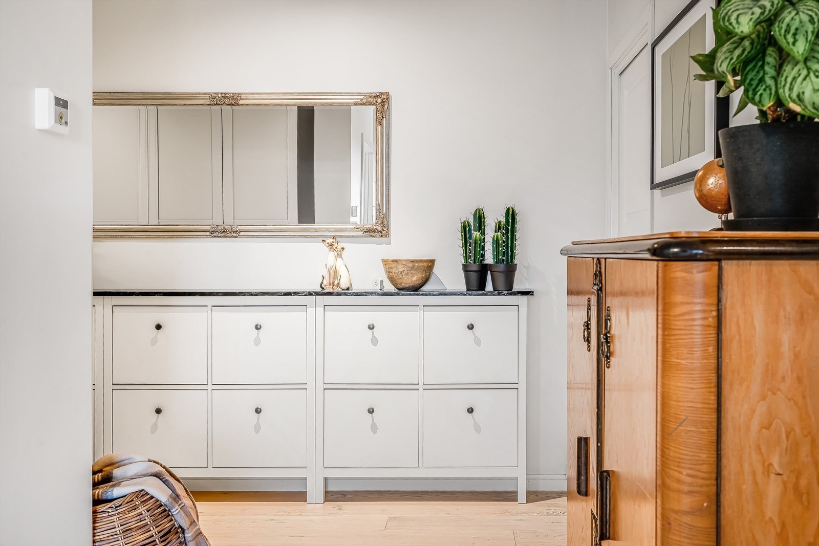 Leiligheten varmes opp via sentralvarme. Vannbåren gulvvarme i gang, bad og stue/kjøkken. Galleribilde