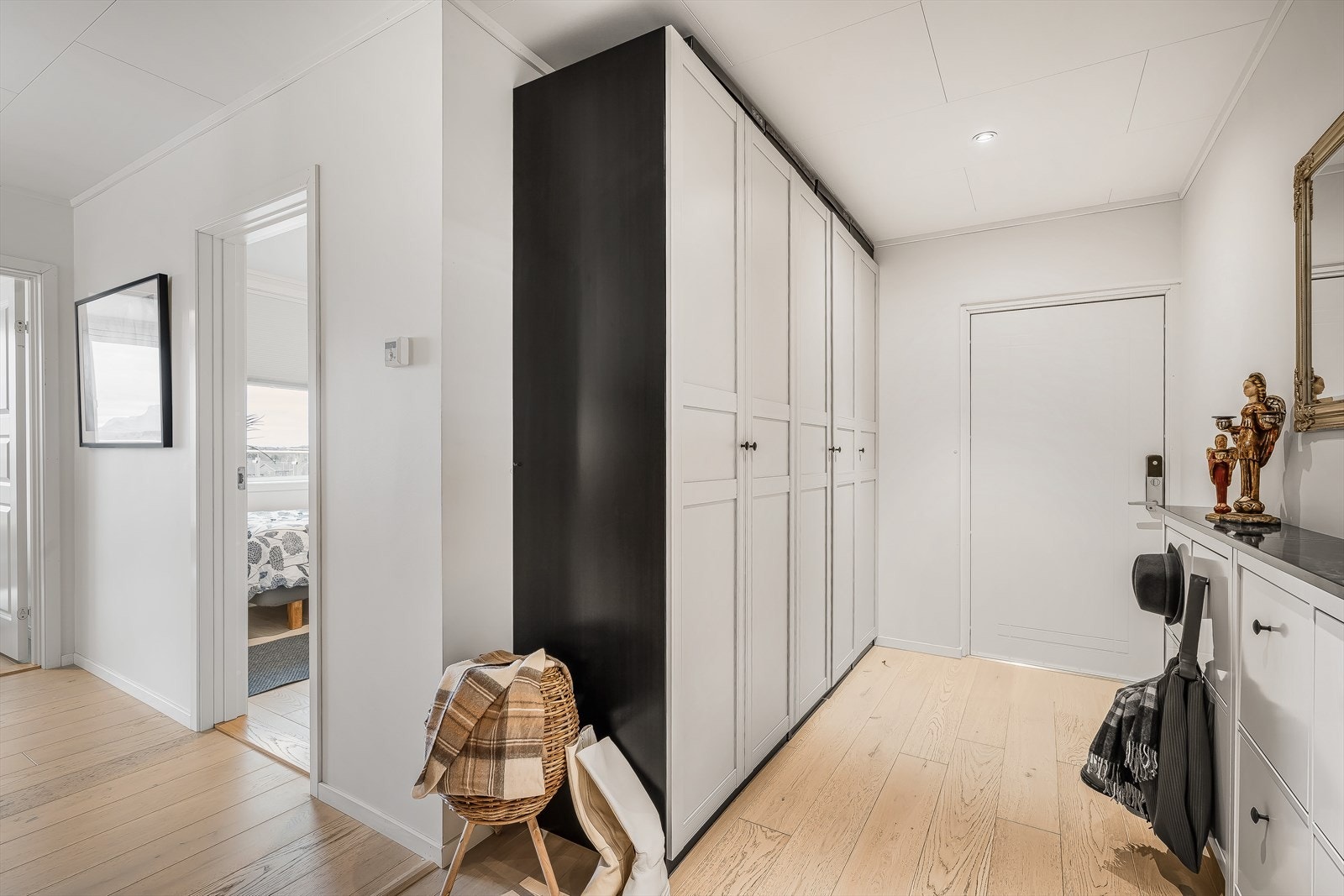 Leiligheten fremstår som moderne og tidløs i sine materialvalg. Galleribilde