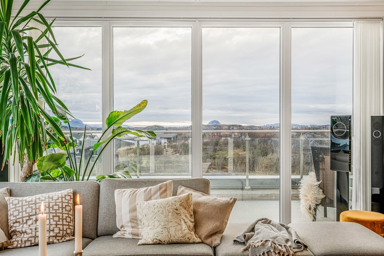 Leiligheten har svært gode solforhold og utsikt mot blant annet Torghatten! Galleribilde