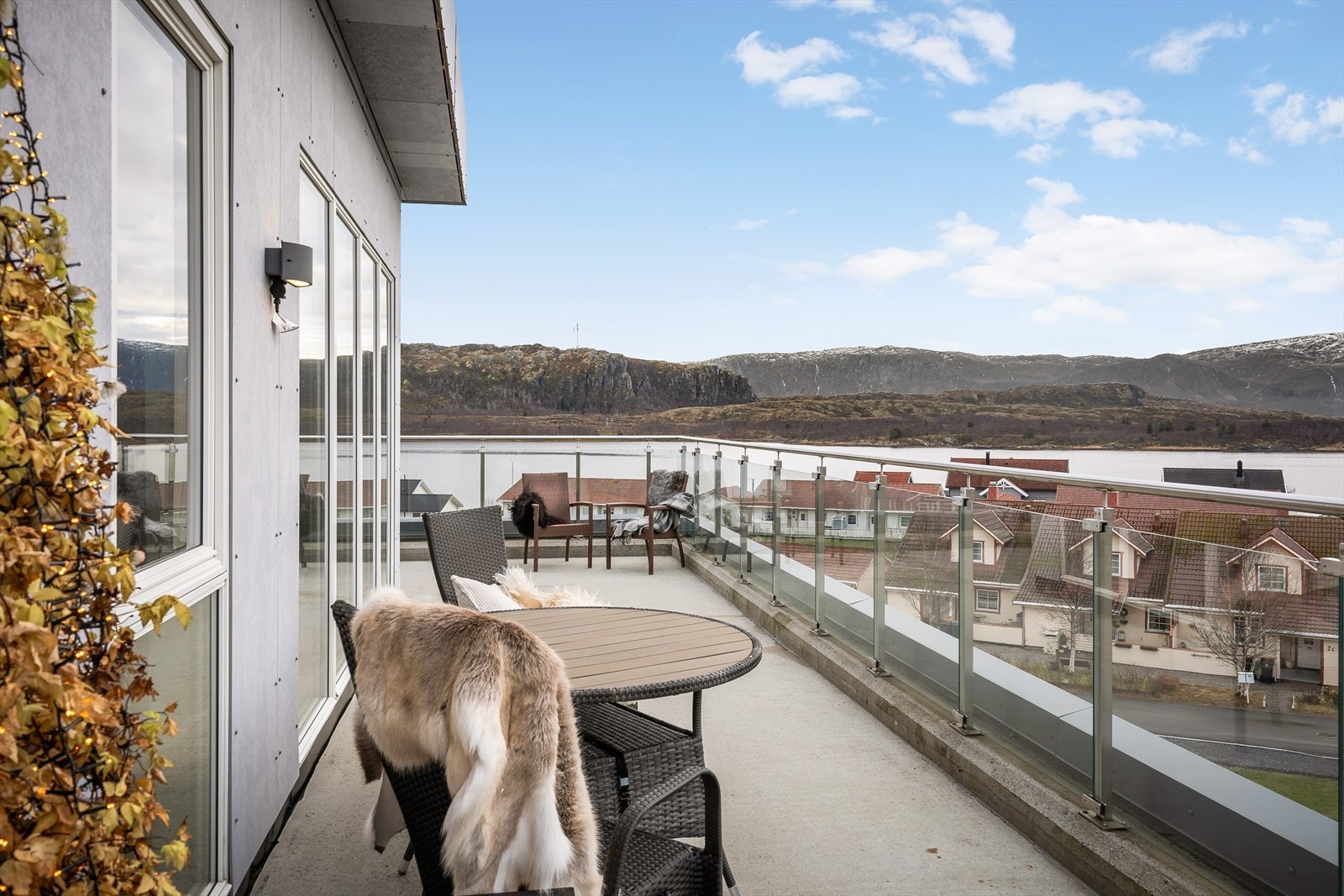 Eiendommen ligger pent til i Kløvermarka boligfelt med sjøen i øst. Rolig og barnevennlig område. Galleribilde