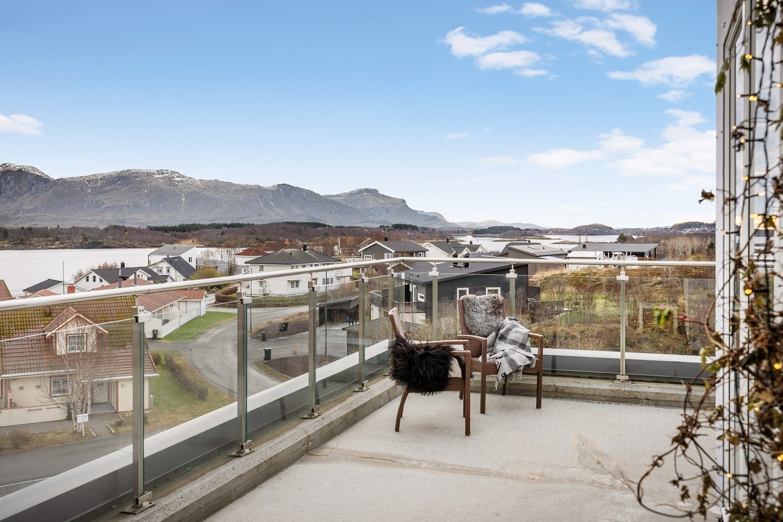 Tomten er opparbeidet med noe plen område, skate-ramp og benker av stein, asfaltert vei og gruset gangstier. Galleribilde