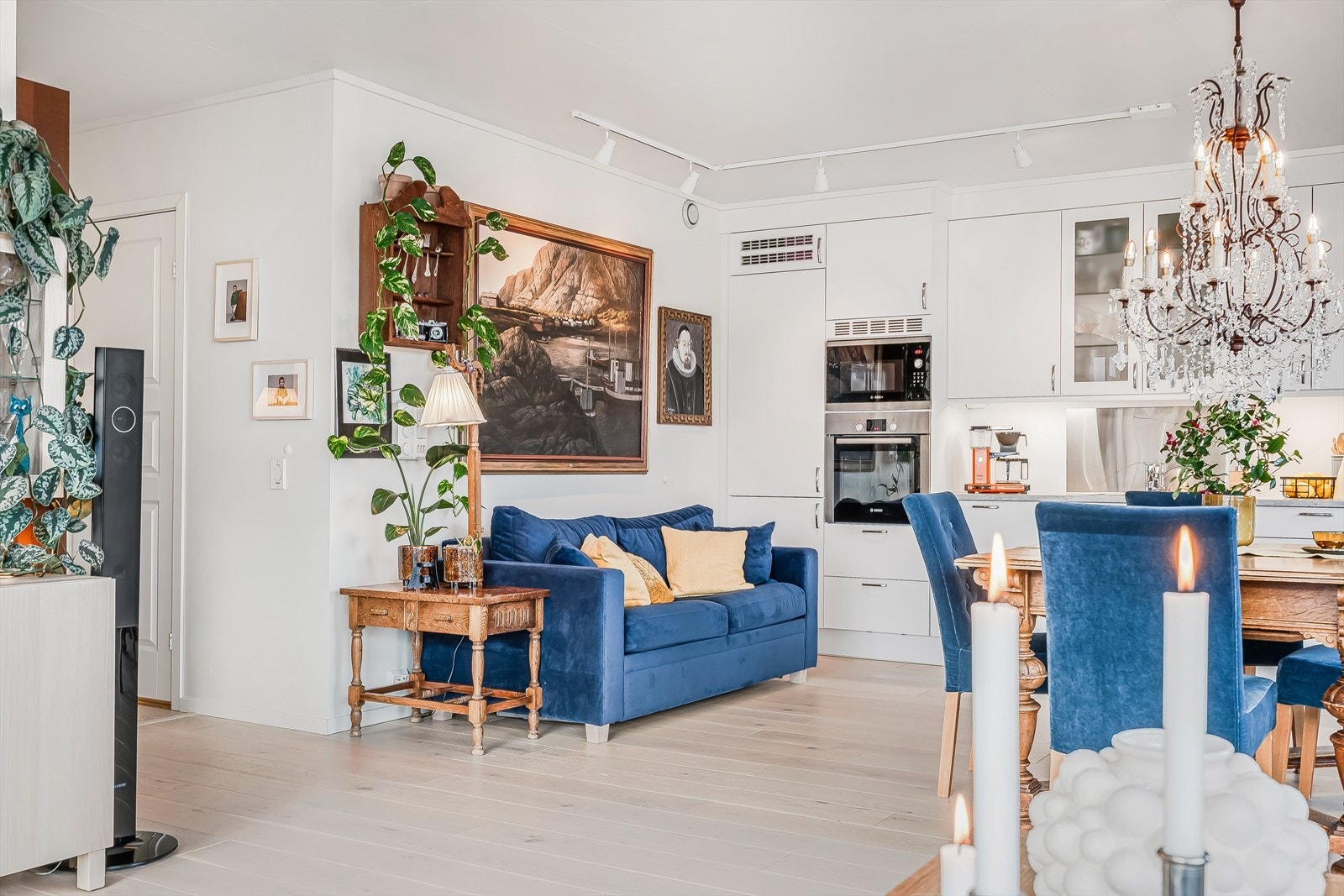 Da var vi kommet til stuen med åpen løsning til kjøkkenet! Galleribilde