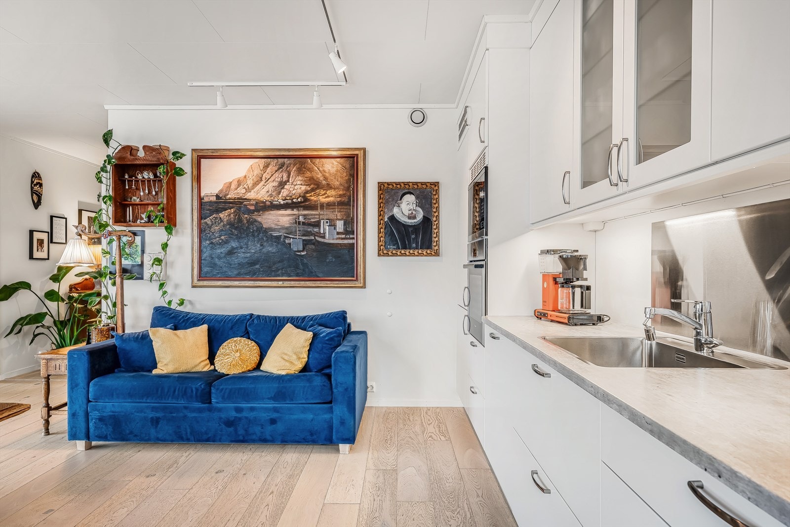 Leiligheten har tilhørende parkeringsplass/biloppstillingsplass for en bil i felles parkeringskjeller. Det disponeres en bod ved parkeringsplass. Galleribilde