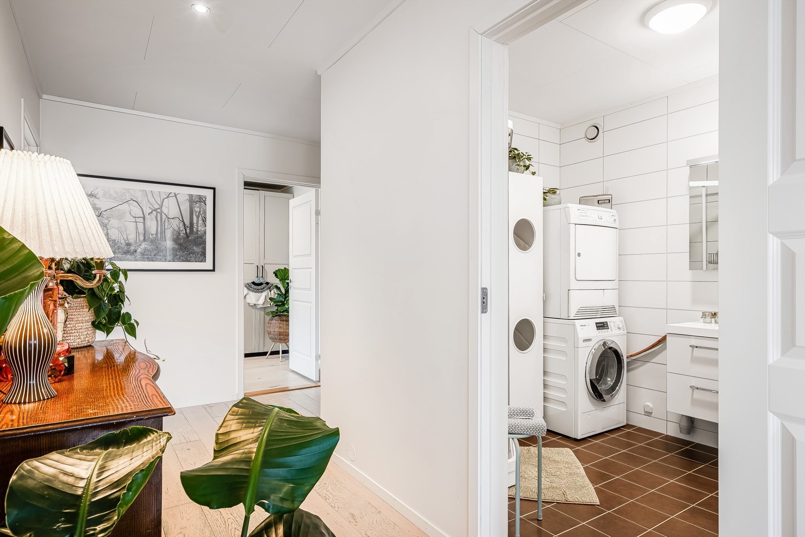 Like før man kommer til stuen får man bad/vaskerom. Galleribilde