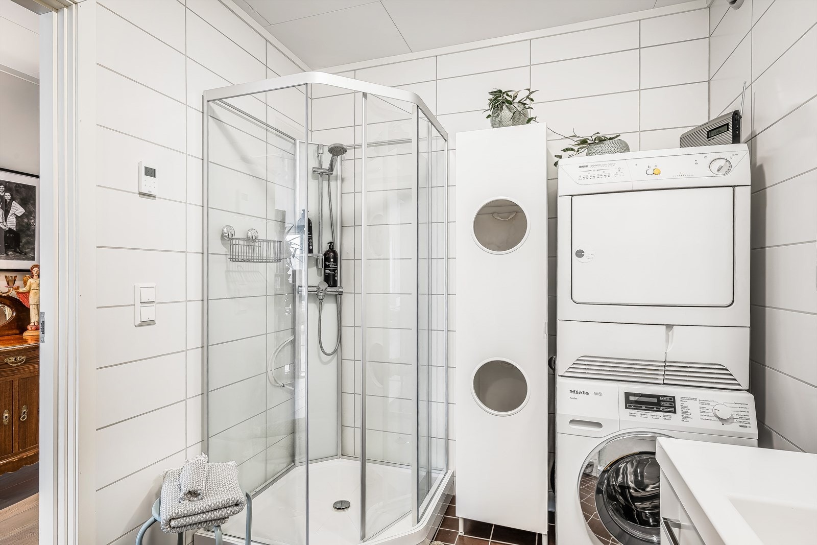 Badet har innredning med nedfelt servant, veggmontert toalett og dusjkabinett. Galleribilde