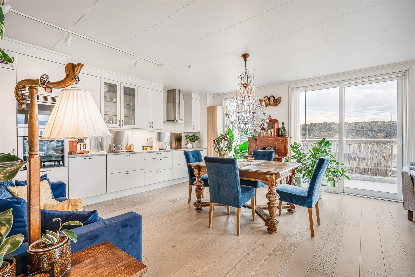 Smart planløsning som gir god plass for spisebord mellom kjøkken og stue. Galleribilde