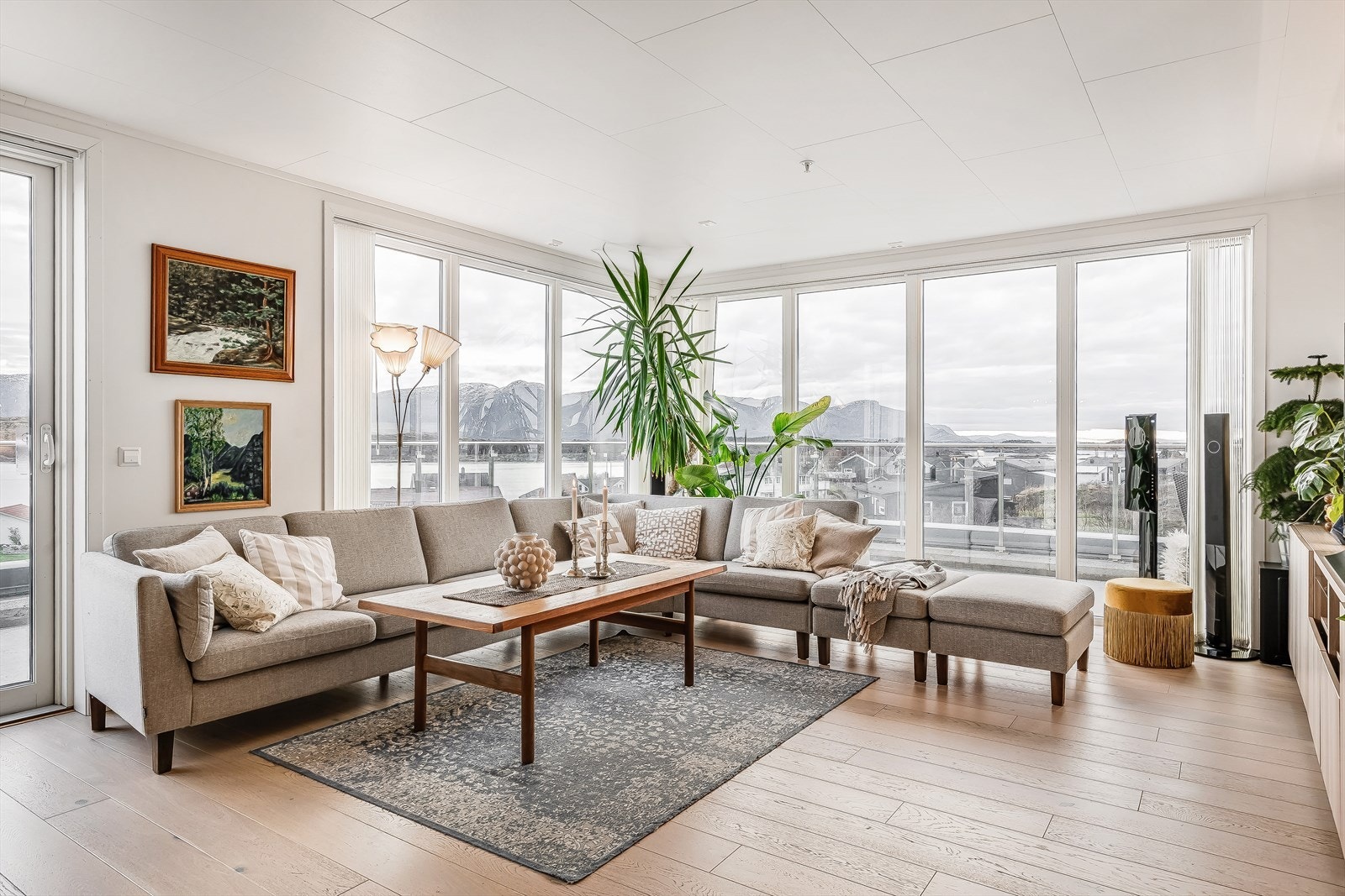 Store vinduer, høy himling i taket og flott utsikt gir leiligheten en åpen og luftig atmosfære. Galleribilde