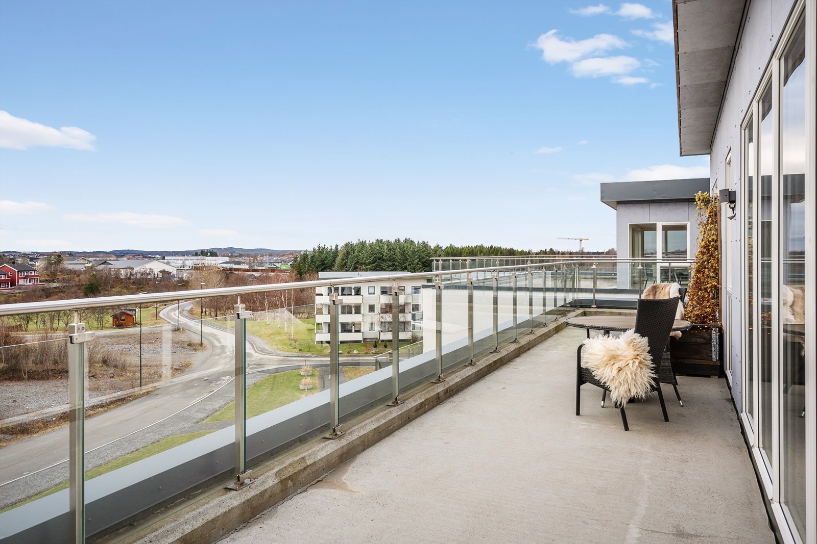 På andre siden av gaten mot øst, får man en friluftsbarnehage (Kløvermarka barnehage). Galleribilde