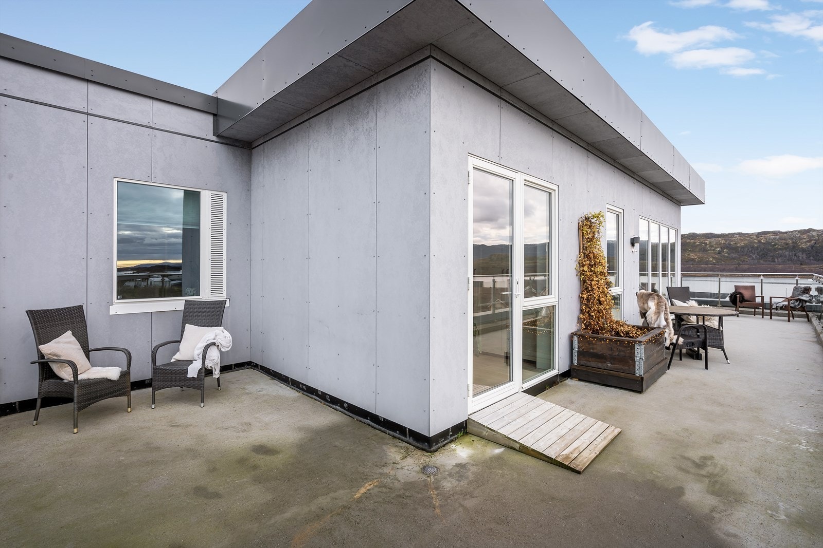 Takaltan har støpt dekke, rekkverk i glass og stål. Galleribilde