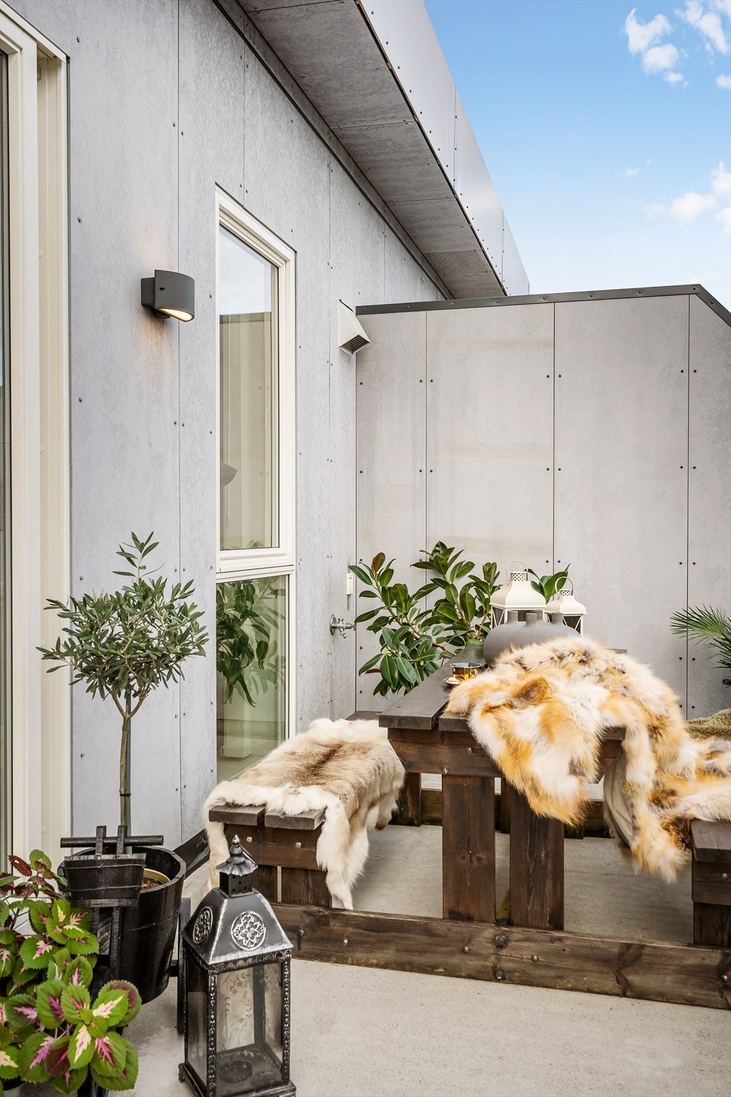 Nåværende eier har ordnet hyggelig krok mot øst med benkesett. Her har de også skjermet med bambus levegg mot glassrekkverket. Galleribilde