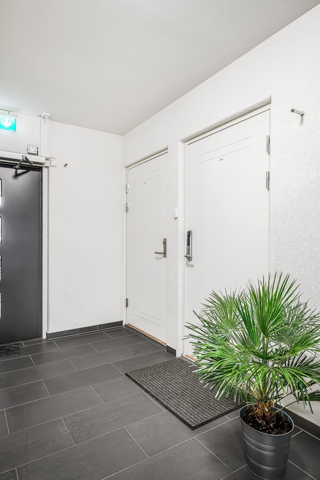 Leiligheten ligger i 4.etasje med adkomst fra felles inngangsparti og gang. Det er både heis og trapp fra inngangsparti til leiligheten. Galleribilde