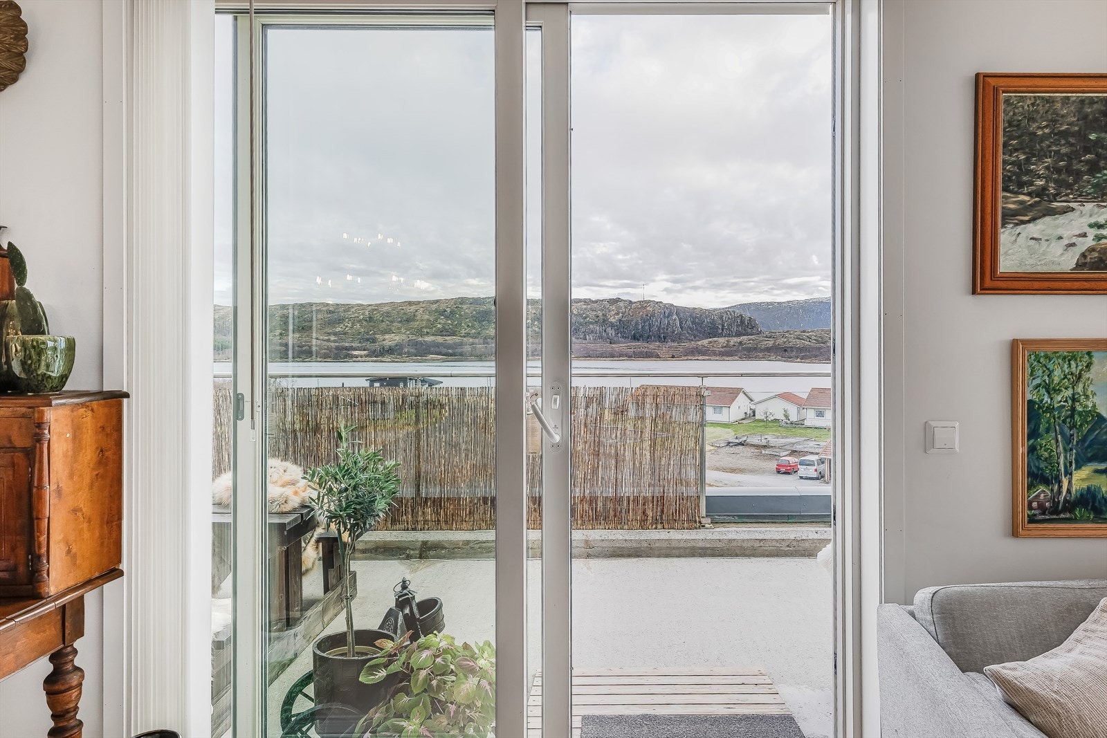 Fra stuen leder en skyvedør deg ut til en stor takaltan på ca. 73 m2. Galleribilde